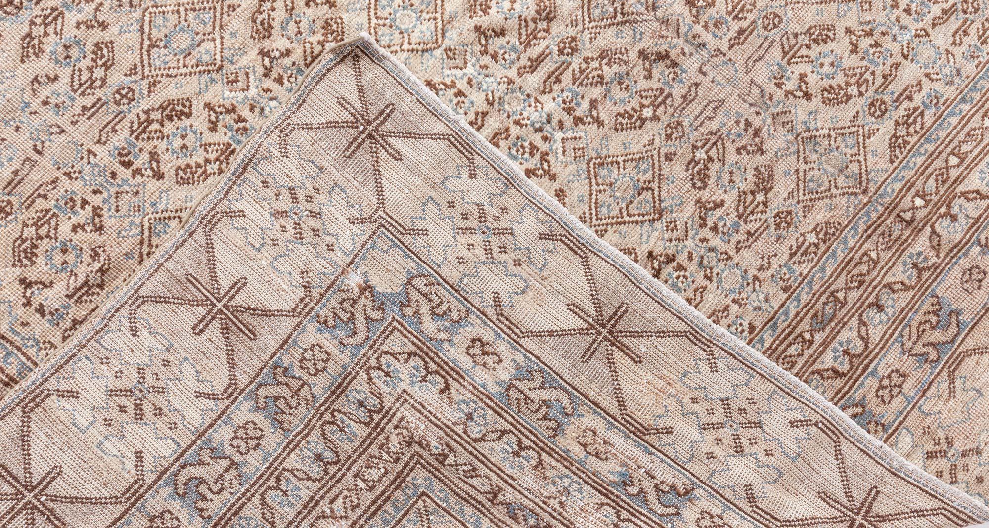 Doris Leslie Blau Tappeto in lana intrecciata a mano di colore marrone-beige in vendita 1