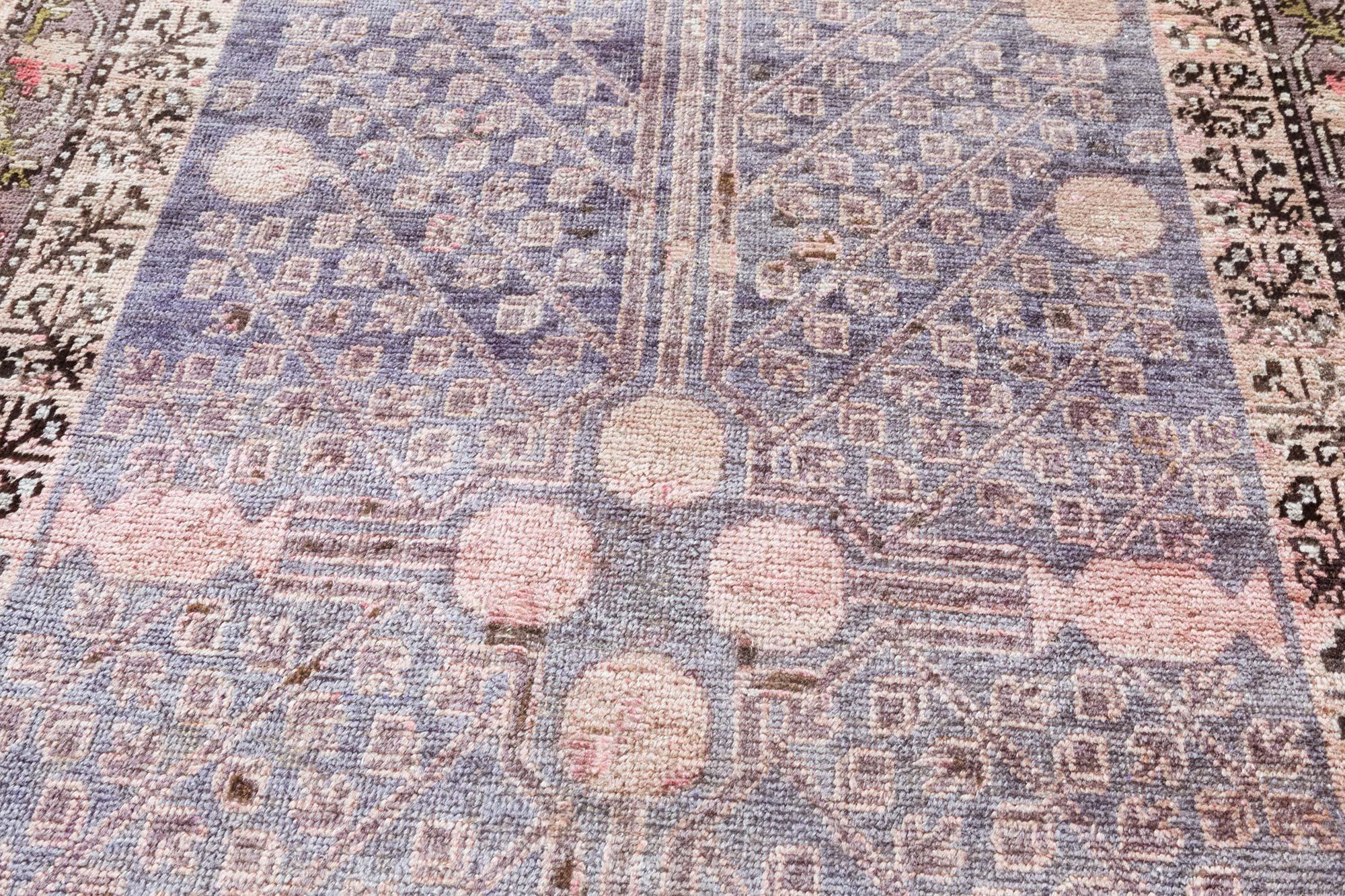 Tapis en laine Samarkand fait à la main au milieu du siècle.
Taille : 111 × 231 cm (3'8