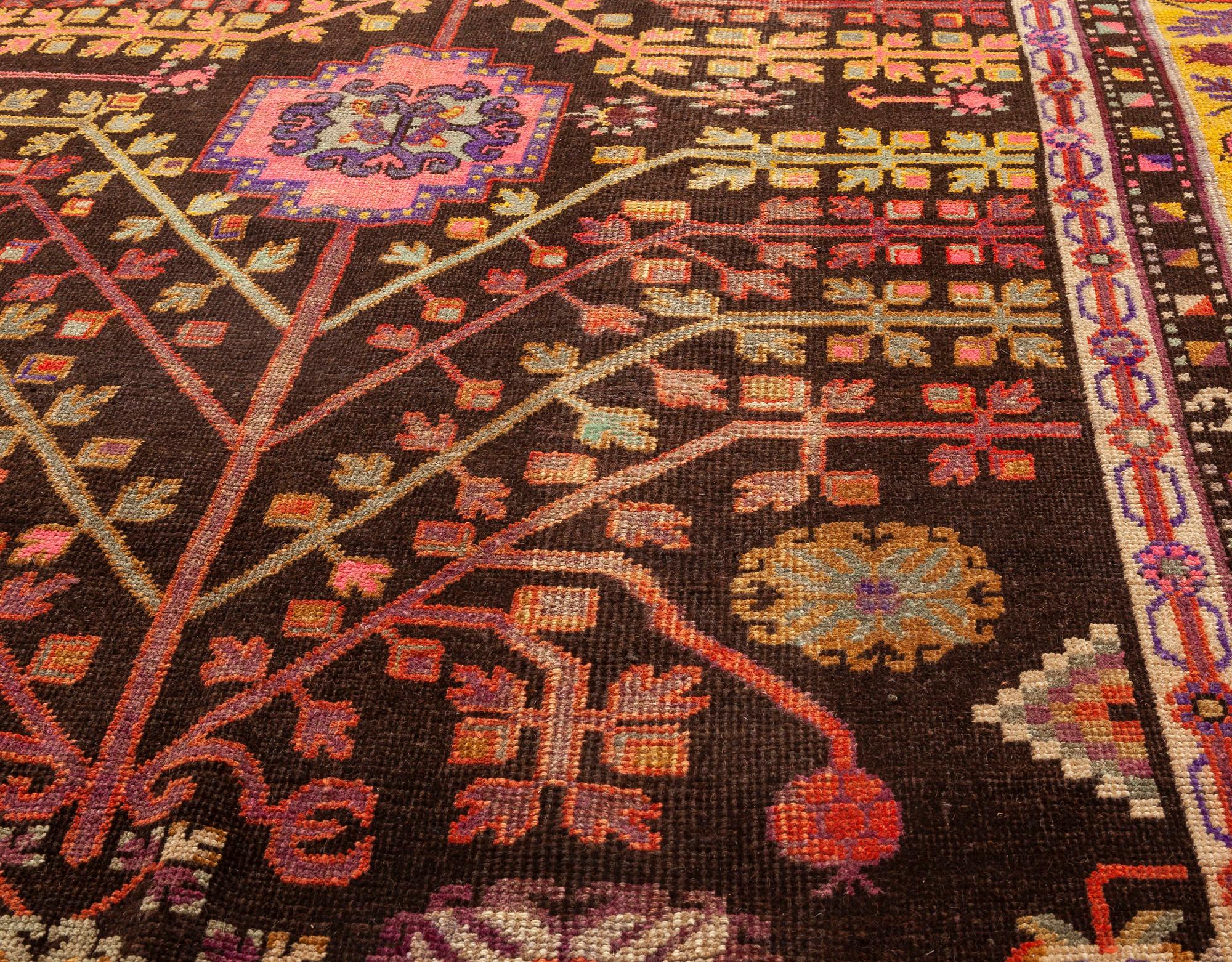 Samarkand-Teppich aus der Mitte des Jahrhunderts, handgefertigt aus Wolle.
Größe: 5'4