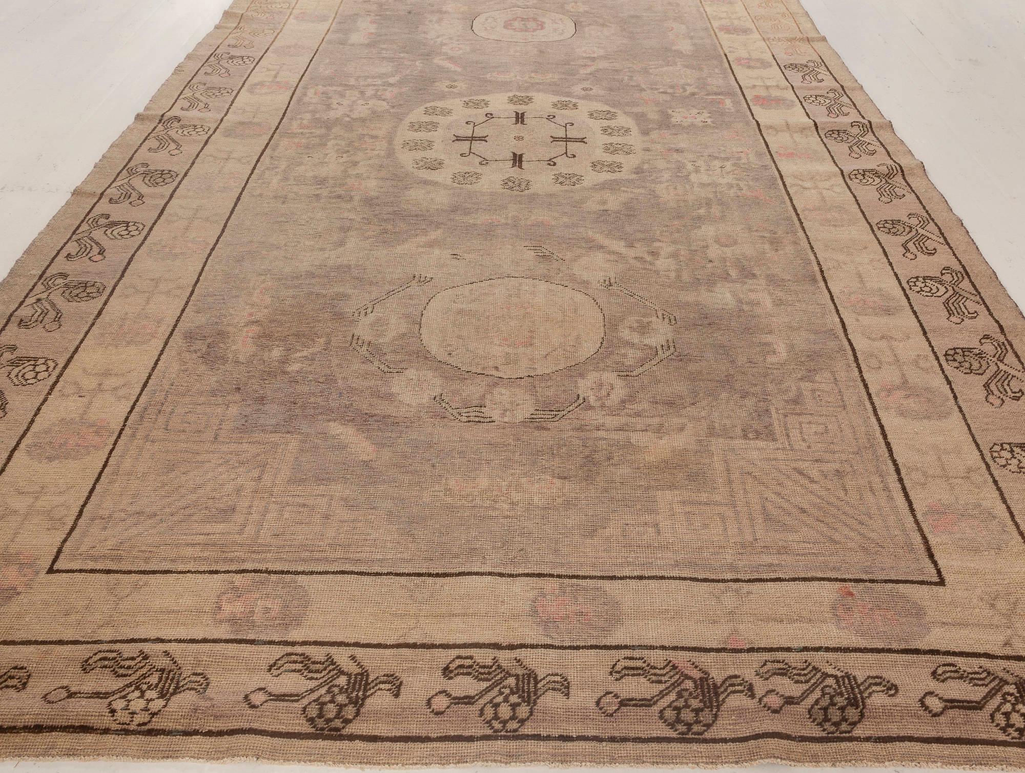 Alfombra de lana hecha a mano Samarcanda de mediados de siglo en beige y marrón.
Tamaño: 114 × 208 cm (3'9