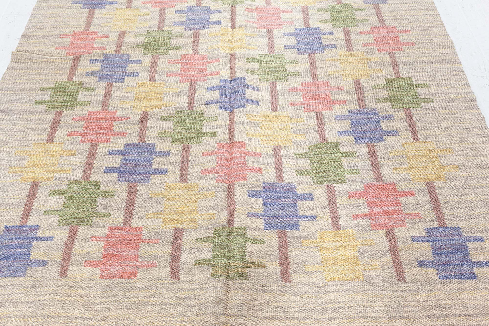 Tappeto svedese a trama piatta in lana beige, blu, verde, rossa e grigia della metà del XX secolo
Dimensioni: 5'5