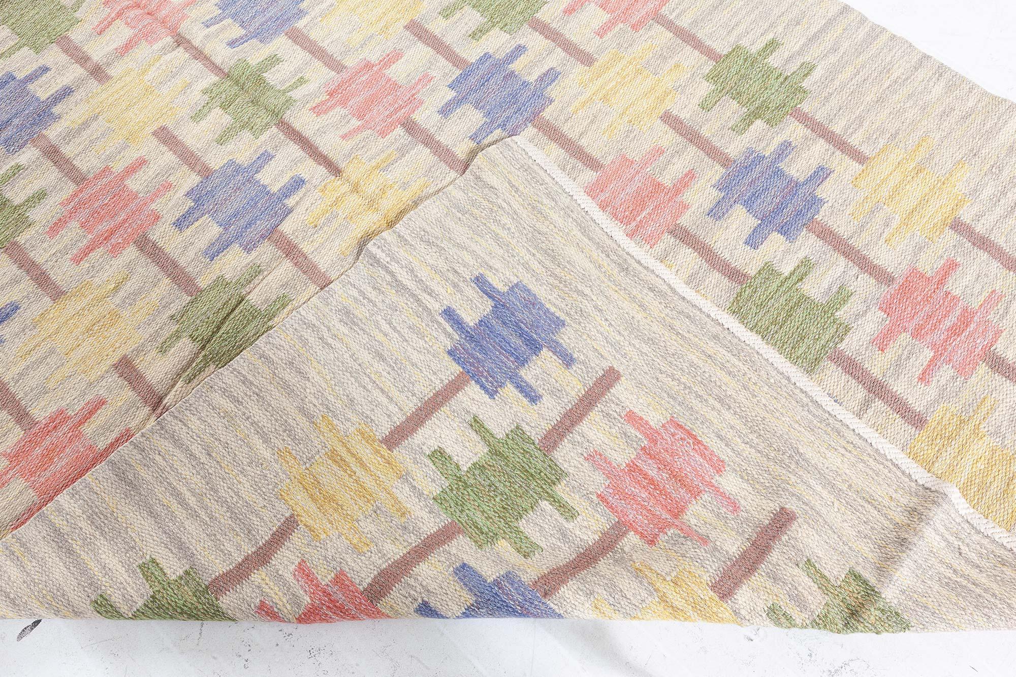 Tapis suédois en laine tissée beige, bleu, vert, rouge et gris du milieu du 20e siècle
Taille : 5'5