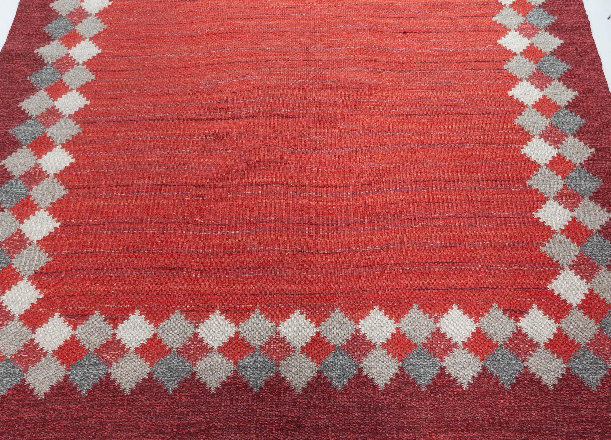 Tappeto svedese rosso a tessitura piatta di Ingegerd Silow, risalente alla metà del secolo scorso
Dimensioni: 6'3