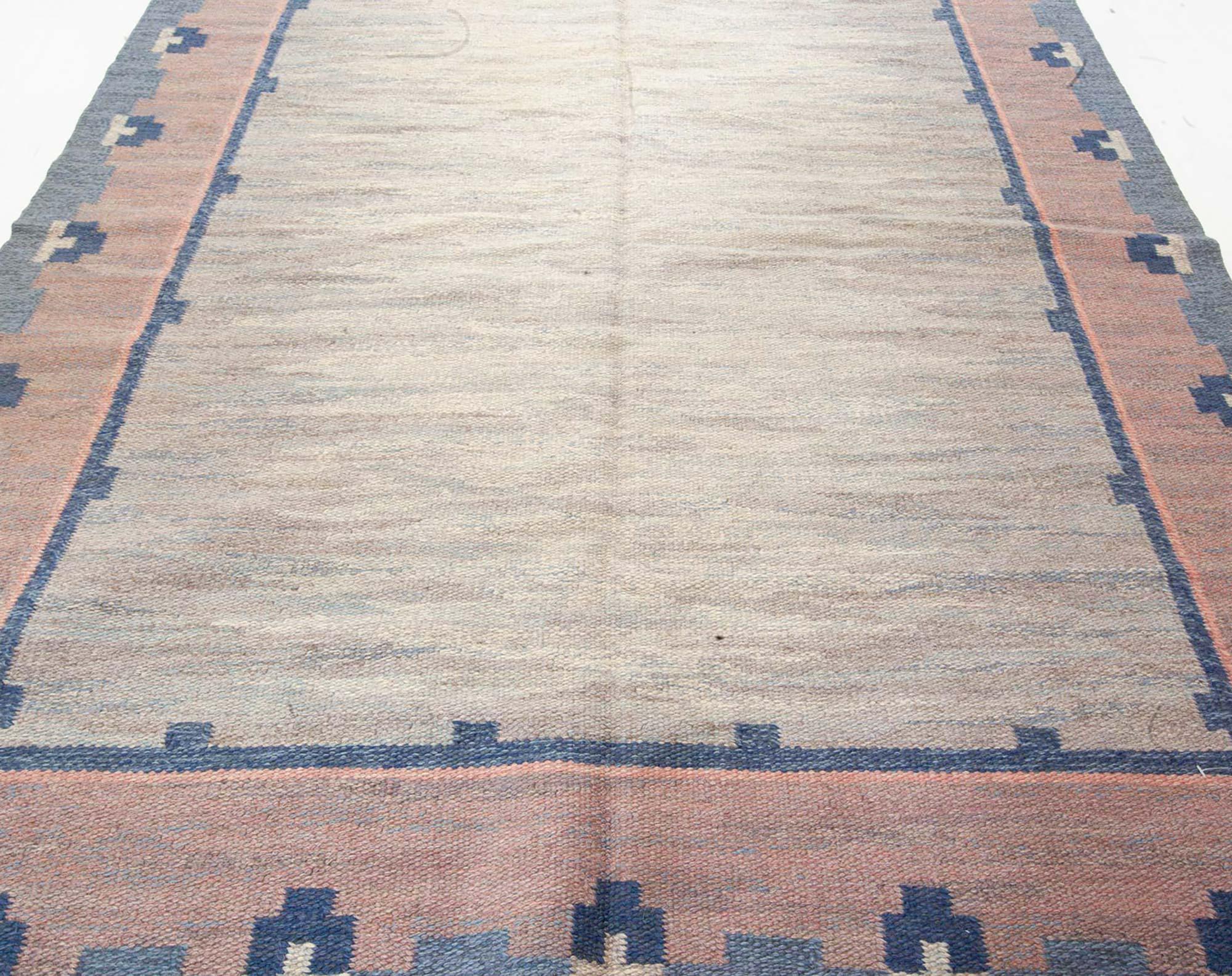 Tappeto svedese di metà secolo in lana intrecciata grigio chiaro, blu e rosa di ABJ
Dimensioni: 5'3