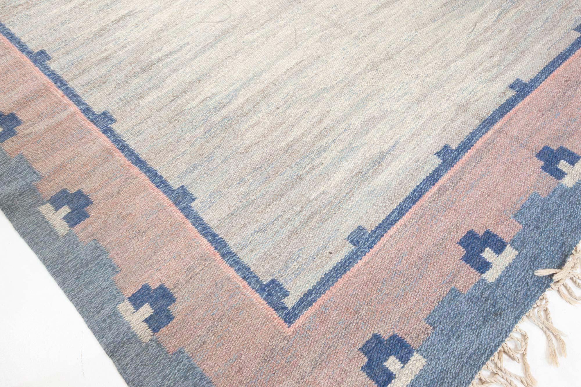 Tappeto svedese di metà secolo in lana intrecciata grigio chiaro, blu e rosa di ABJ
Dimensioni: 5'3