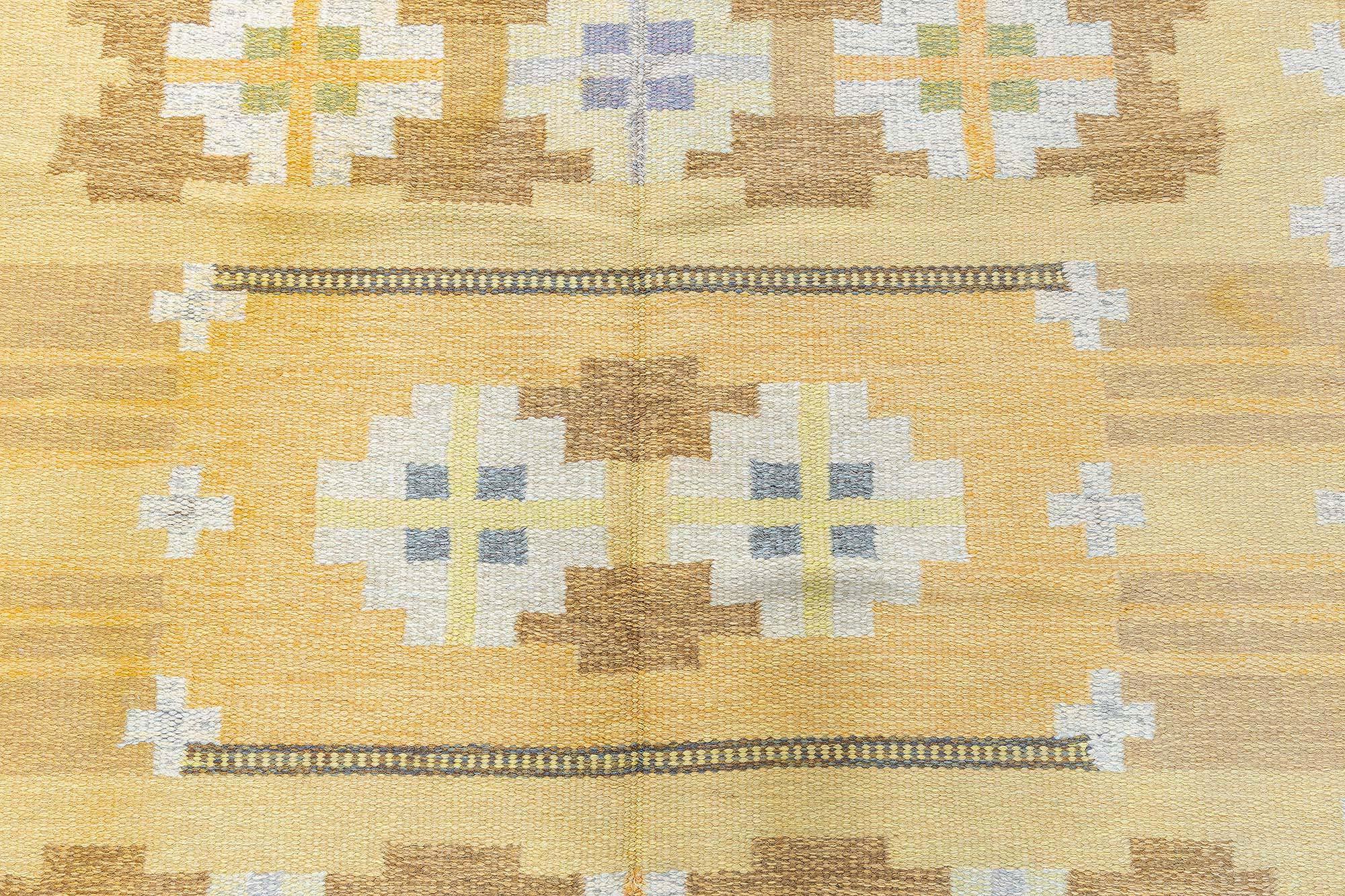 Tapis suédois jaune en laine tissée à plat du milieu du 20e siècle, signé par Ingegerd Silow
Taille : 5'4