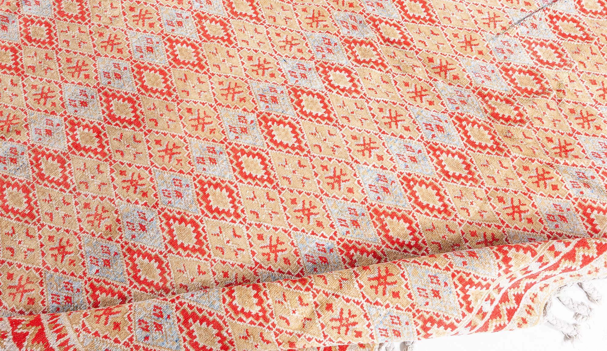 Tapis tribal marocain en laine fait main du milieu du 20e siècle
Taille : 6'10