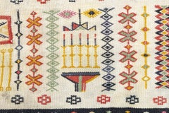 Tapis marocain vintage en laine tissé à plat, motifs géométriques, couleur crème-beige, signé Doris Leslie Blau