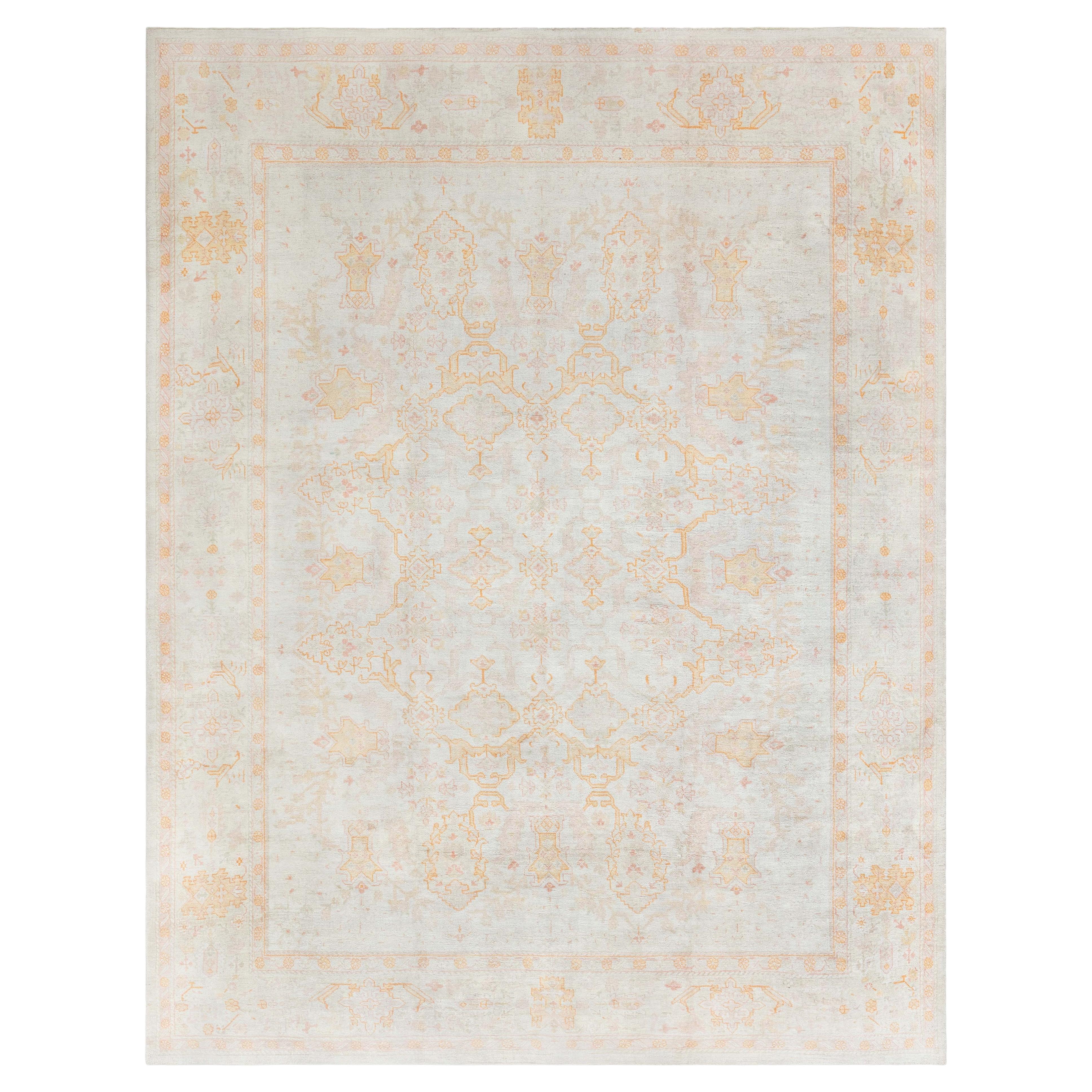 Doris Leslie Blau: Türkischer Antik-Teppich aus Uschak mit durchgehendem Blumenmuster in blassem Sandton – um 1900