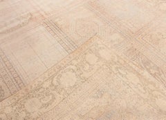 Doris Leslie Blau: Türkischer Antik-Teppich aus Uschak mit durchgehendem Muster in blassem Sandton – um 1880