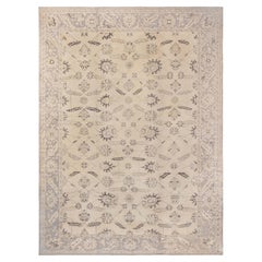Doris Leslie Blau: Türkischer Antik-Teppich aus Uschak mit durchgehendem Blumenmuster in zartem Beige – um 1920