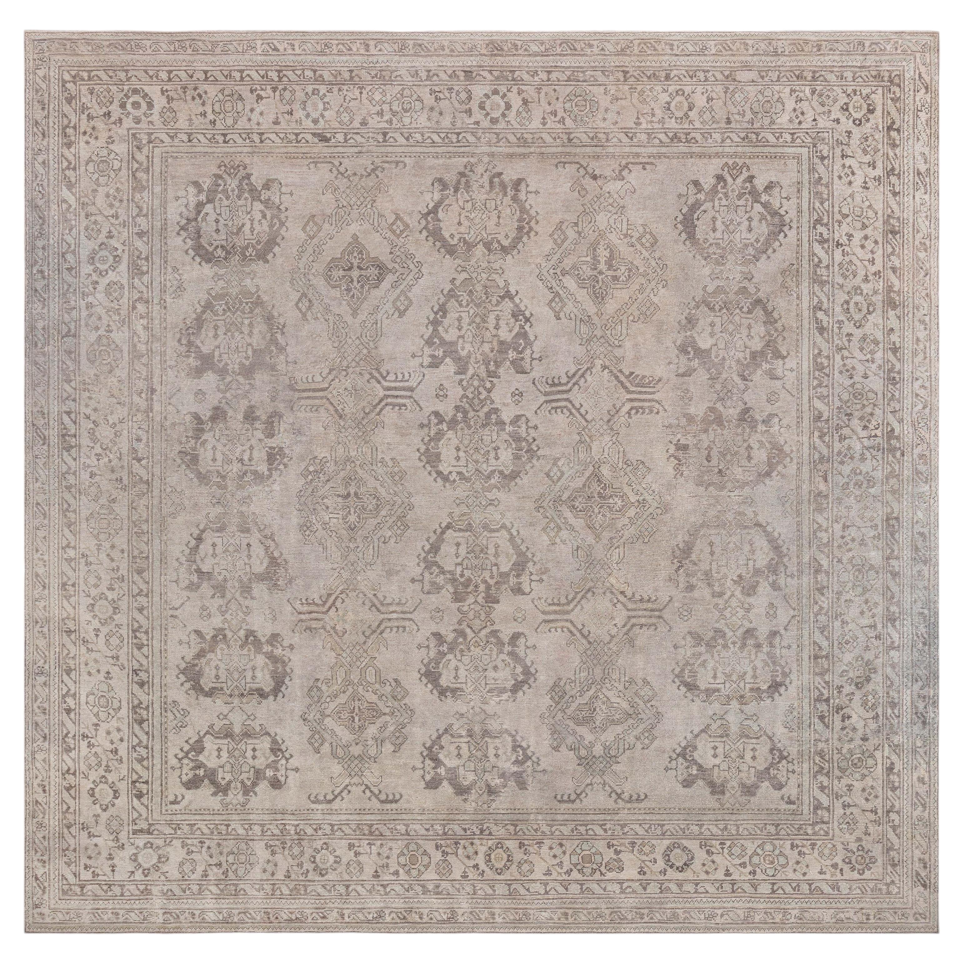 Tapis turc antique Oushak à motifs géométriques classiques, de Doris Leslie Blau, couleur taupe – vers 1930