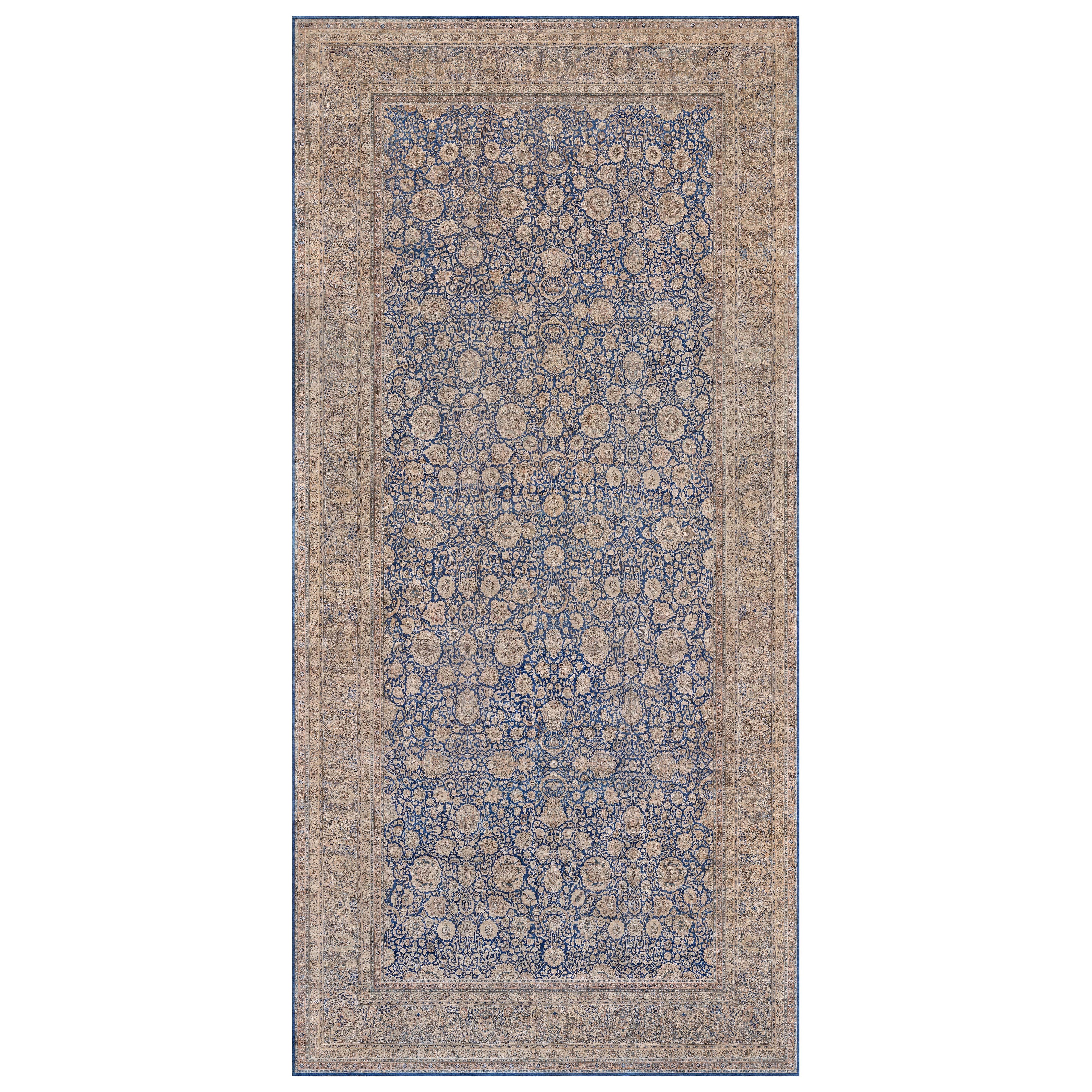 Tapis persan Kirman botanique surdimensionné du 19ème siècle de Doris Leslie Blau