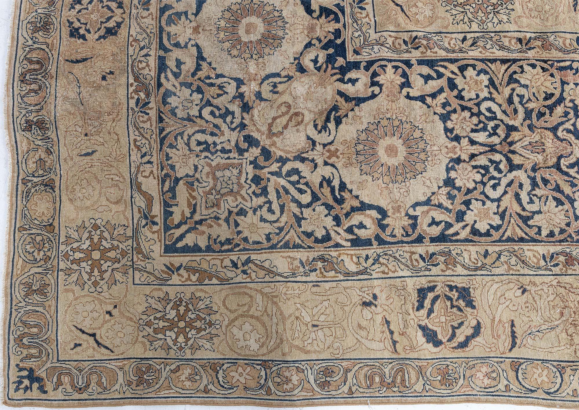 Tissé à la main Tapis Kirman persan ancien surdimensionné Doris Leslie Blau fait à la main en vente