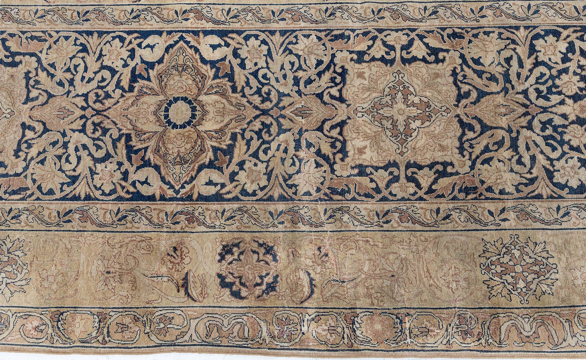 20ième siècle Tapis Kirman persan ancien surdimensionné Doris Leslie Blau fait à la main en vente