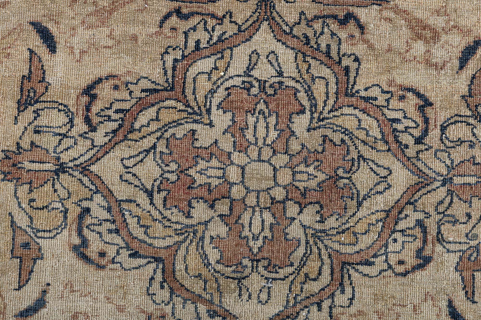 Tissé à la main Tapis Kirman persan ancien surdimensionné Doris Leslie Blau en vente