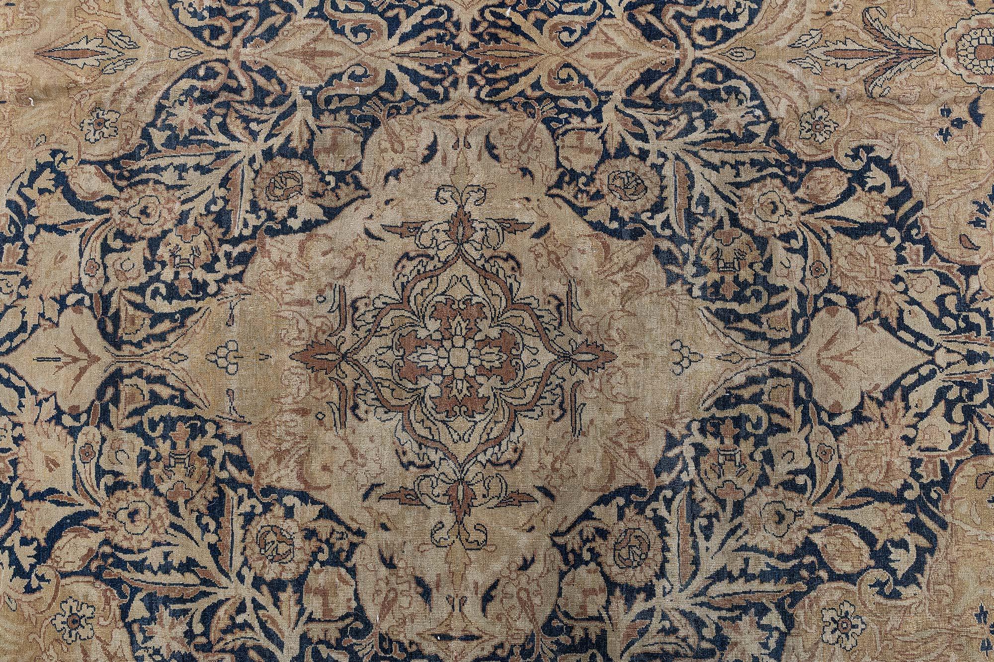 Laine Tapis Kirman persan ancien surdimensionné Doris Leslie Blau en vente