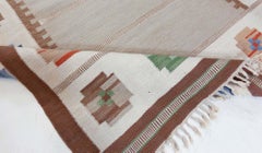 Tappeto in lana a trama piatta, color beige chiaro, con motivi geometrici vintage scandinavi, di Doris Leslie Blau