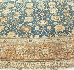 Alfombra antigua de Tabriz de Doris Leslie Blau con motivos florales por toda la superficie en tonos beige cálidos - h. 1900