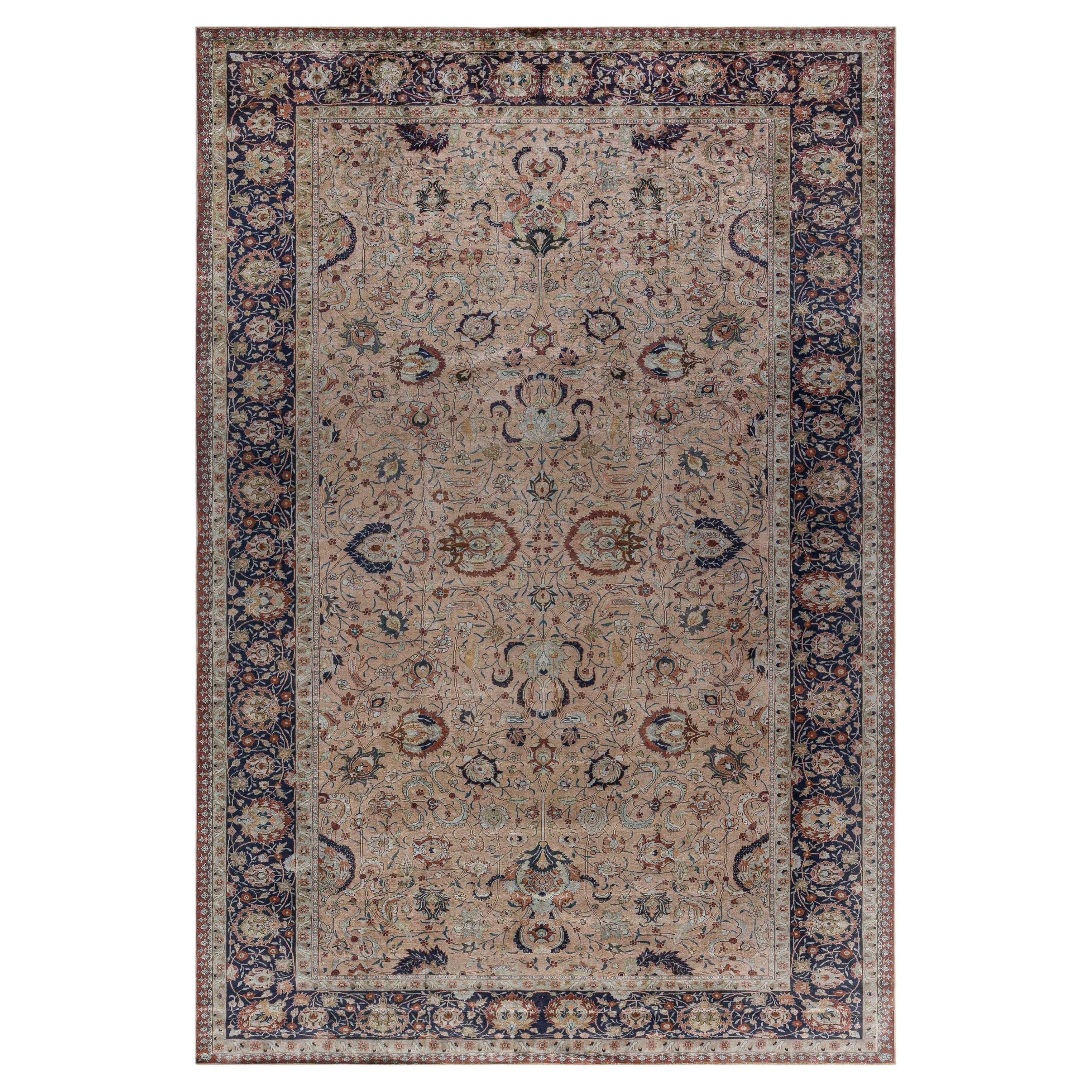 Tapis turc ancien en soie de couleur beige chaud, à motifs floraux sur toute la surface, signé Doris Leslie Blau – vers 1900