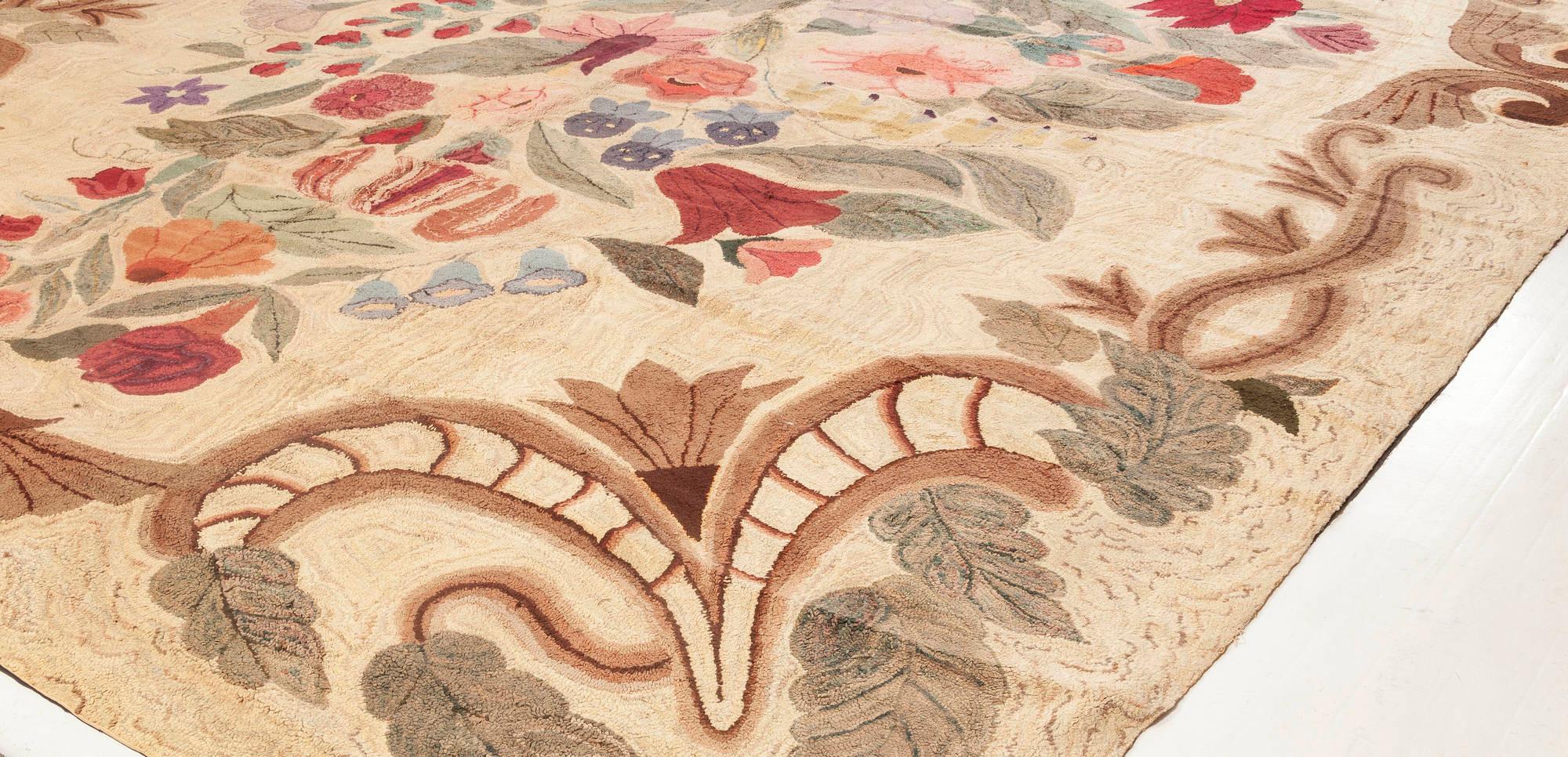 Doris Leslie Blau Alfombra Americana Antigua Enganchada con Lujoso Ramo Floral Estadounidense en venta
