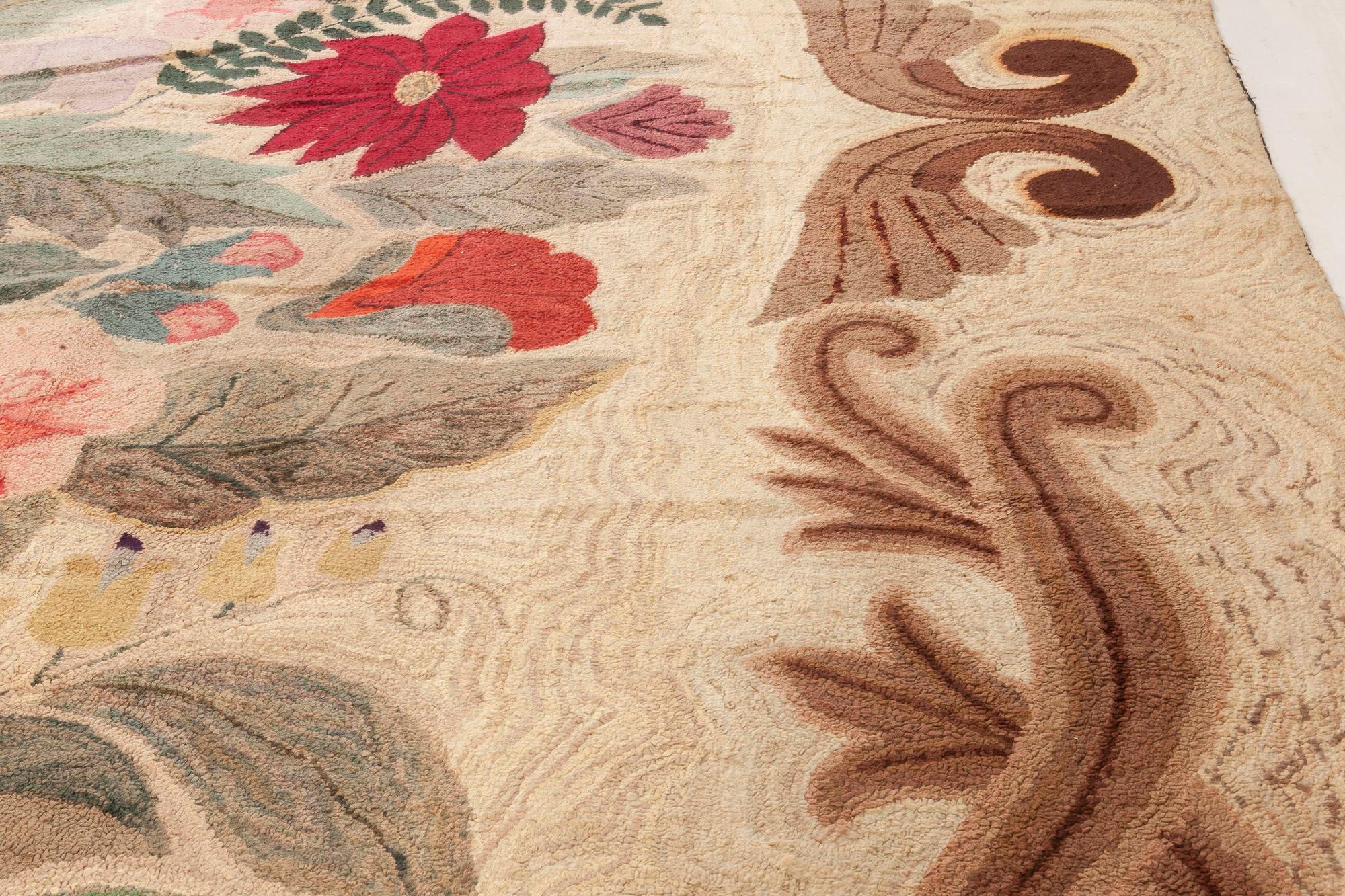 Doris Leslie Blau Alfombra Americana Antigua Enganchada con Lujoso Ramo Floral en Bueno estado para la venta en New York, NY