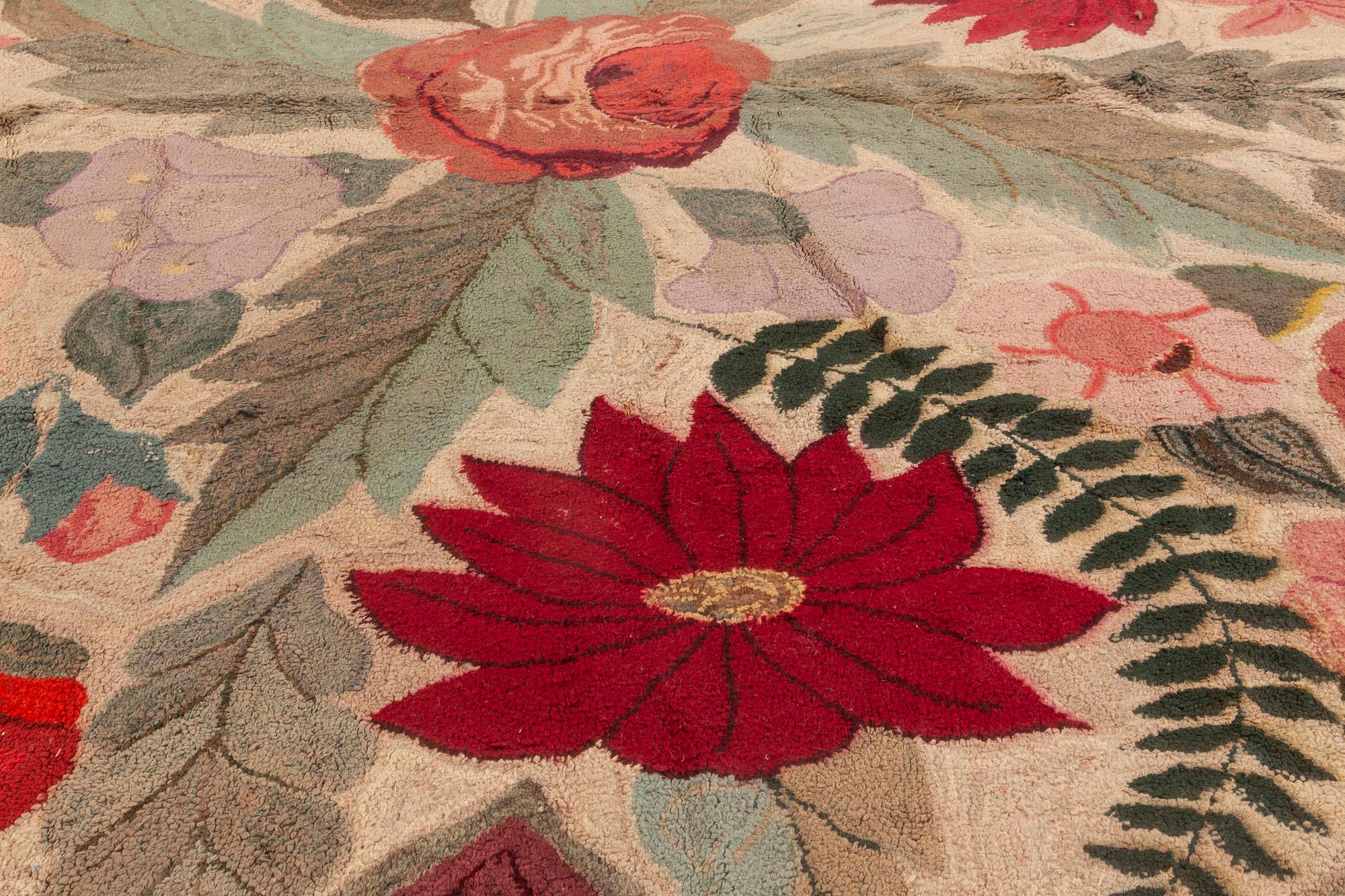 Doris Leslie Blau Alfombra Americana Antigua Enganchada con Lujoso Ramo Floral siglo XX en venta
