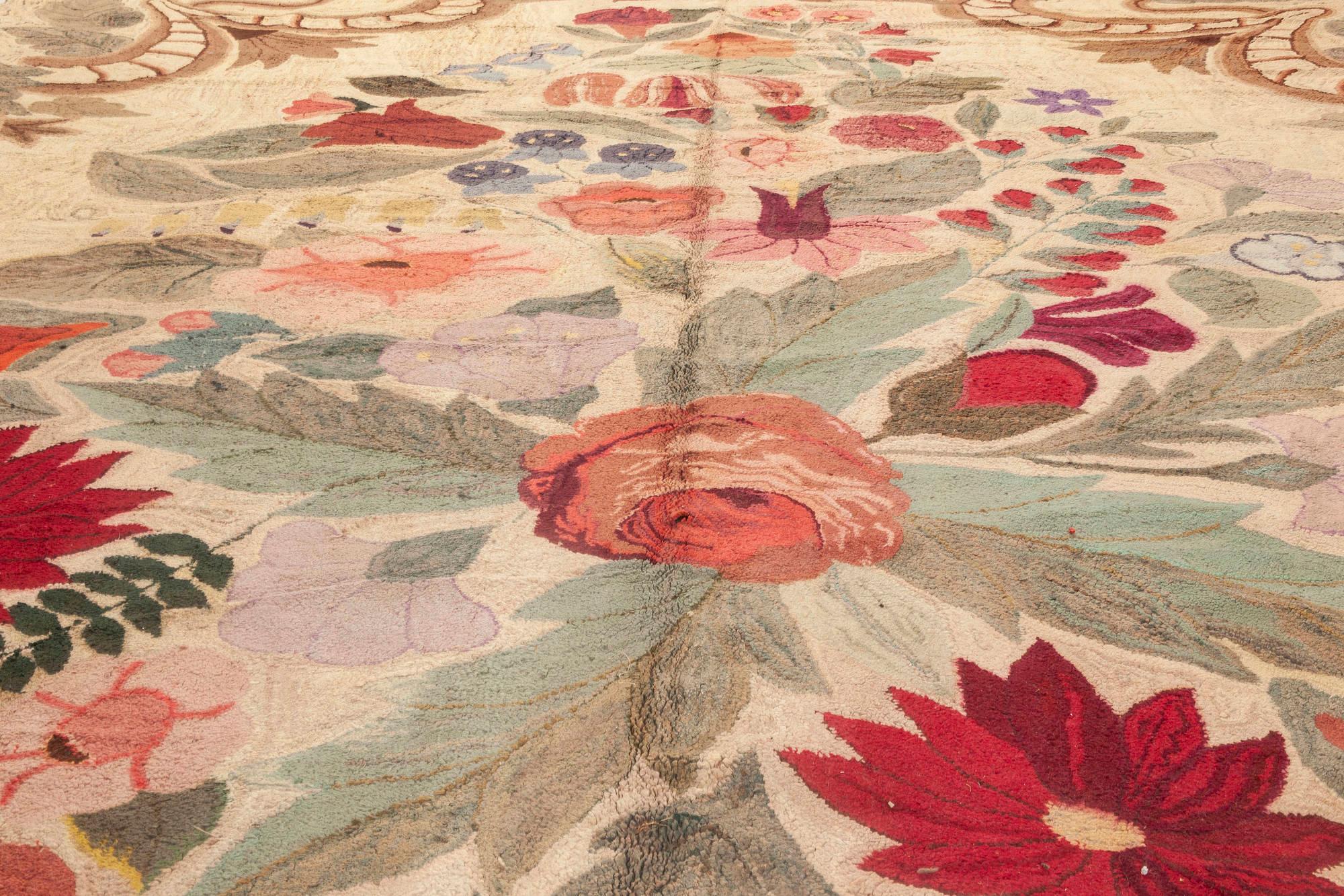 Doris Leslie Blau Alfombra Americana Antigua Enganchada con Lujoso Ramo Floral Lana en venta