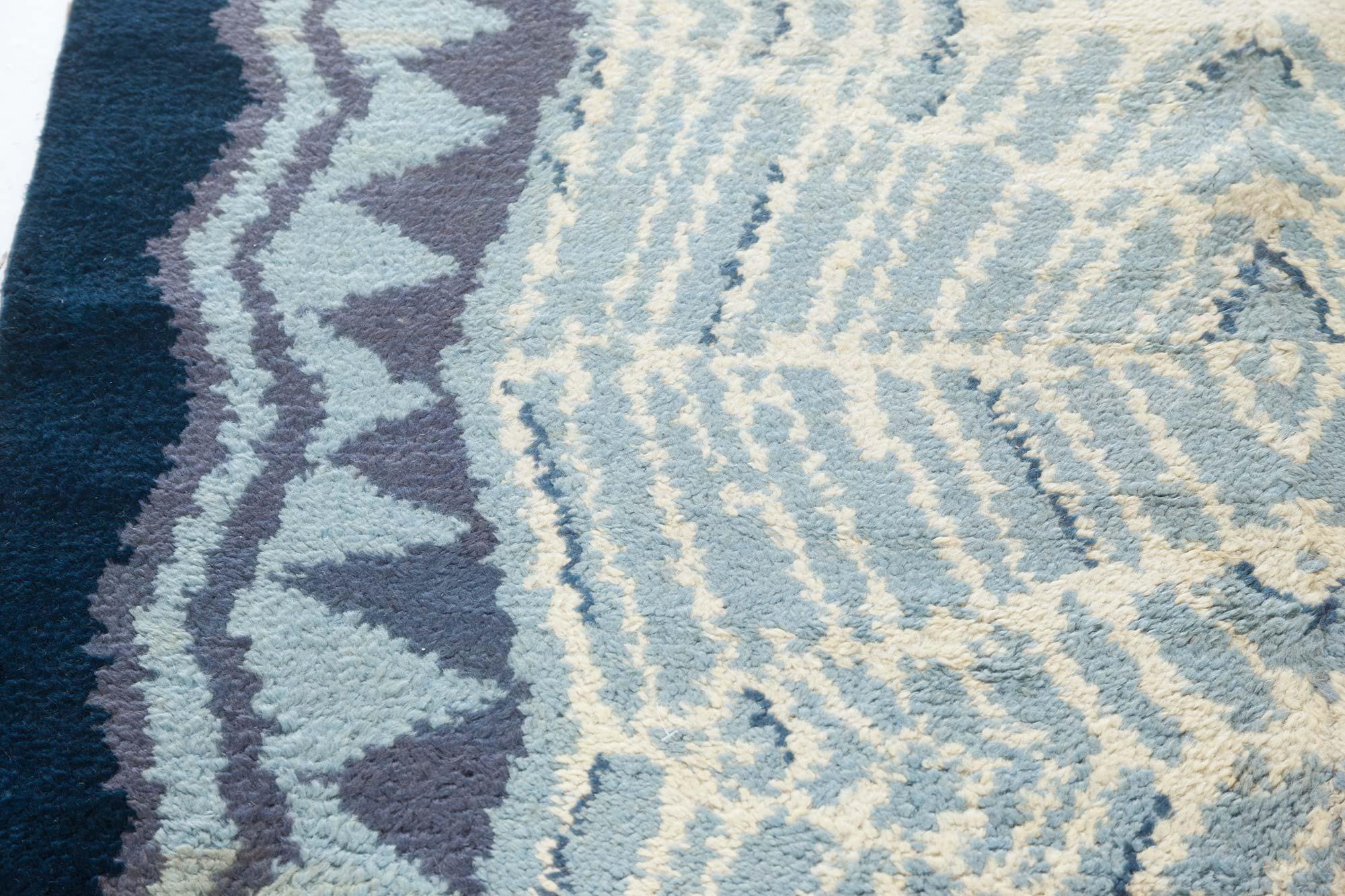 Vintage Art Deco Elfenbein, Blau, Lila Handgefertigter Wollteppich
Größe: 4'6