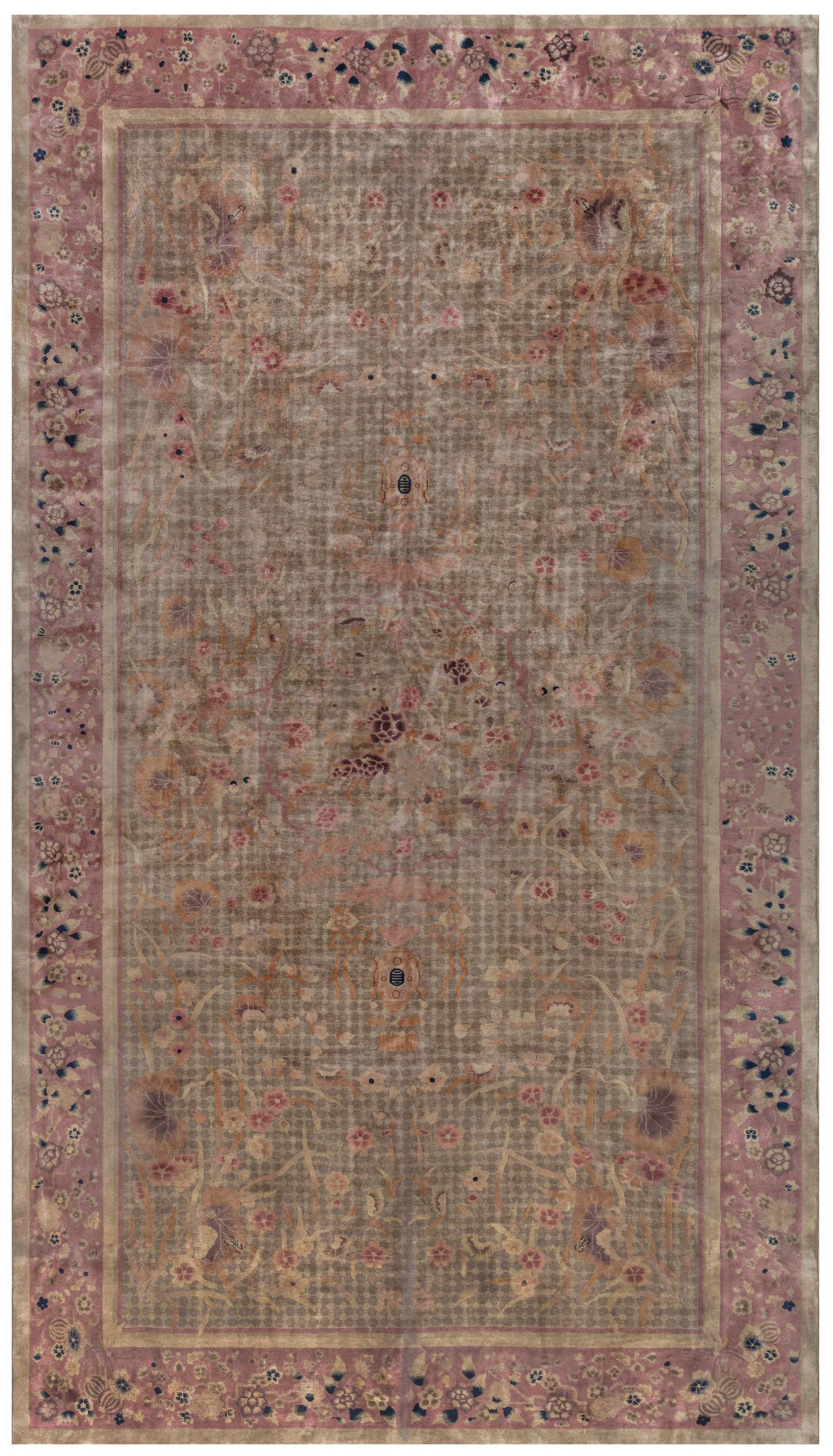 Doris Leslie Blau: Vintage-Teppich im chinesischen Art-déco-Stil mit Blumenmuster, in warmem Beige, handgeknüpft im Angebot