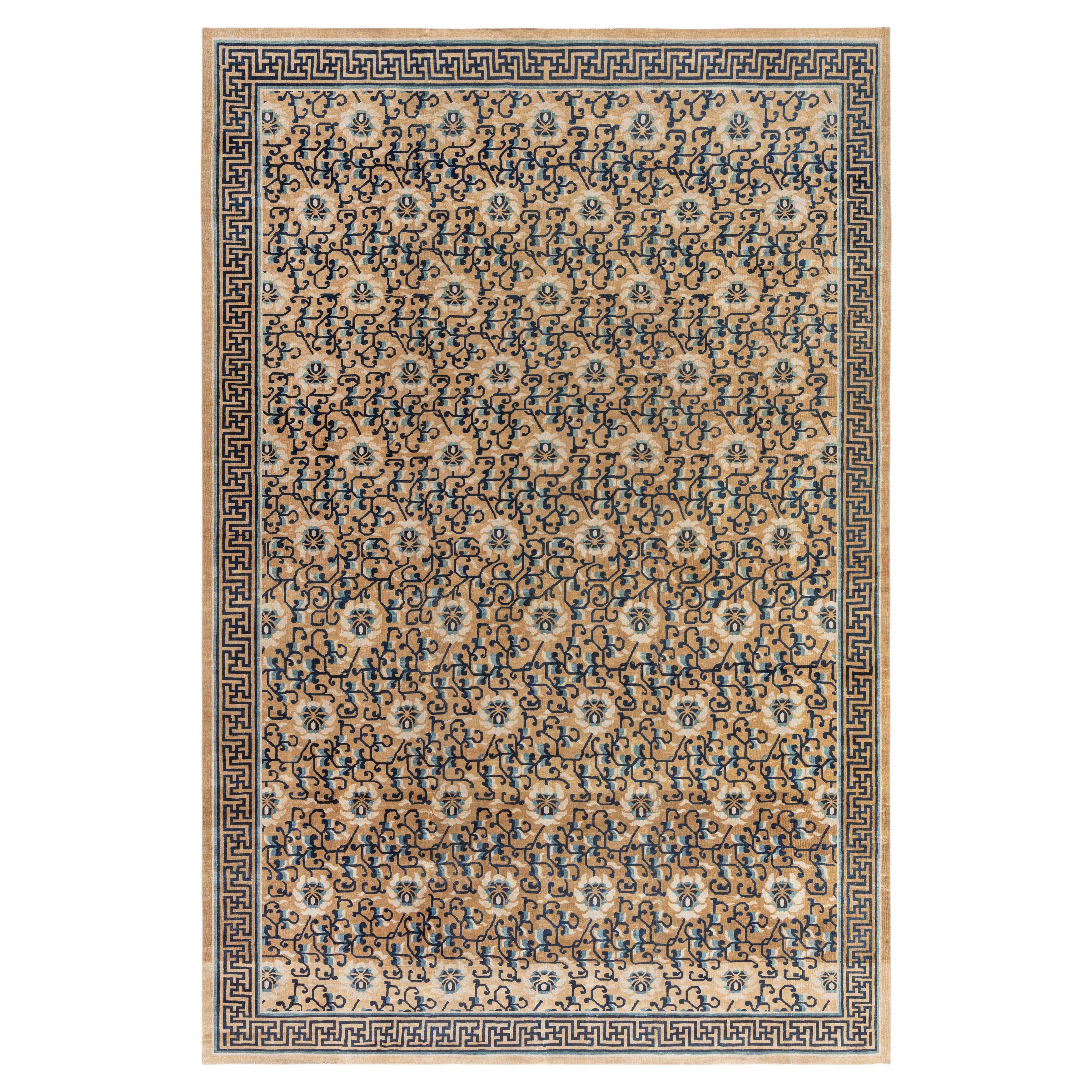 Doris Leslie Blau – Vintage-Teppich aus handgeknüpfter Wolle mit chinesischem Blumenmuster in warmem Beige im Angebot