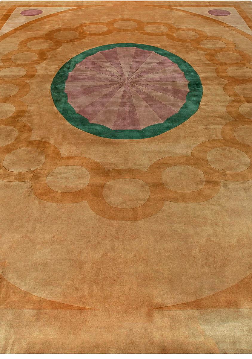 Alfombra decorativa china de mediados del siglo XX con medallón oval amarillo, lila y verde 
Tamaño: 421 × 614 cm (13'10