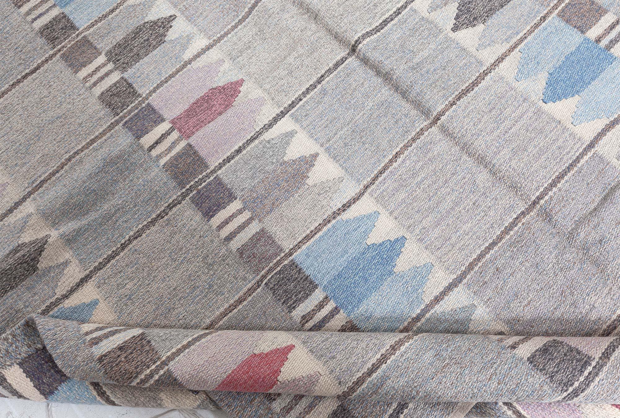 Rölakan suédois géométrique bleu, rose et gris, unique en son genre, par Kerstin Butler
Taille : 6'7