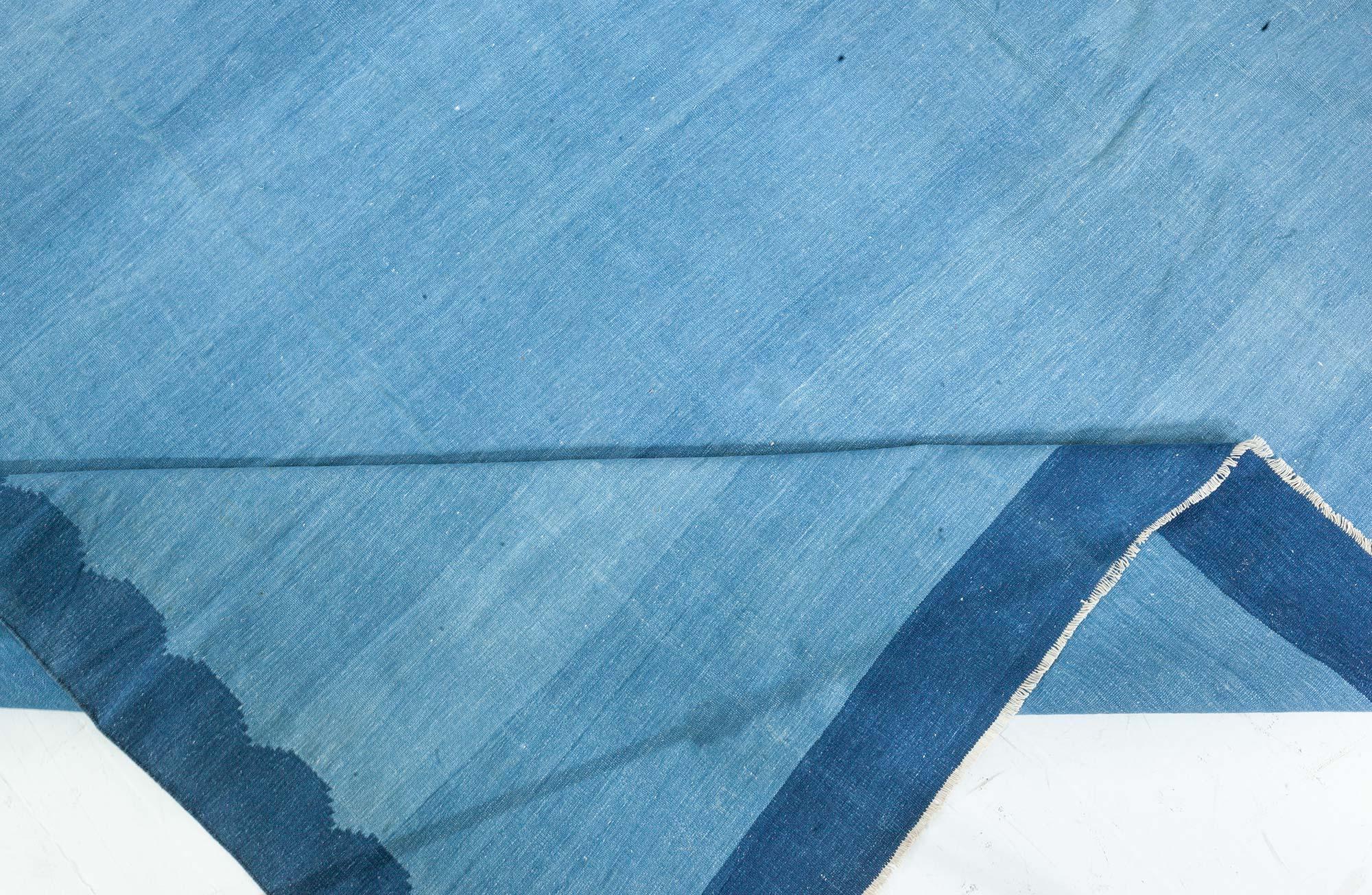 Doris Leslie Blauer Vintage indischer Dhurrie-Teppich in Dhurrie-Blau (20. Jahrhundert) im Angebot