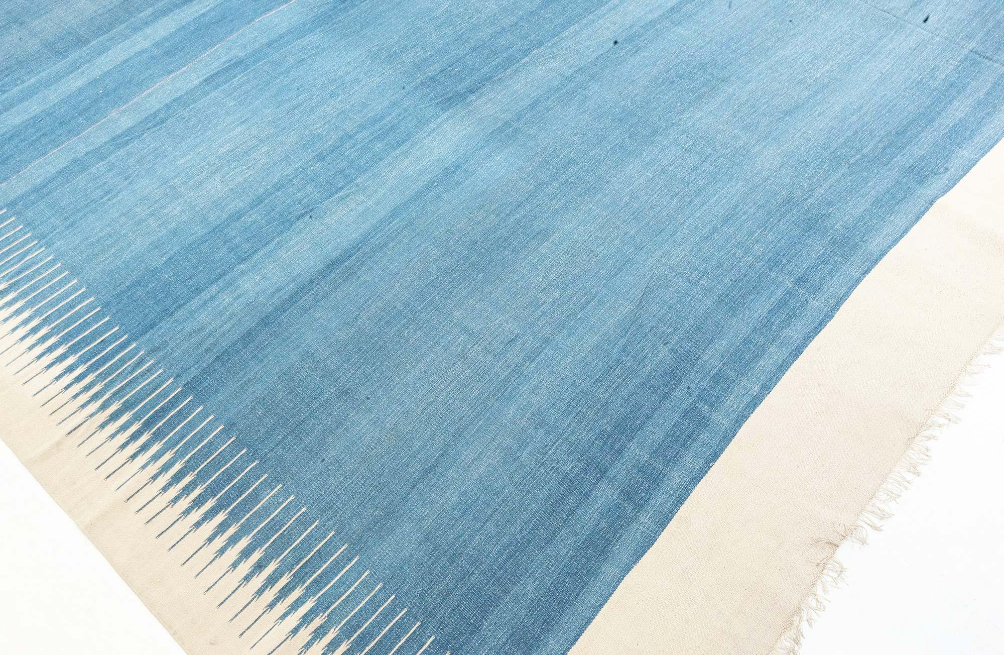 Indischer Vintage-Dhurrie-Teppich - Subtile Geometrie in Blau und Lavendel
Größe: 14'0