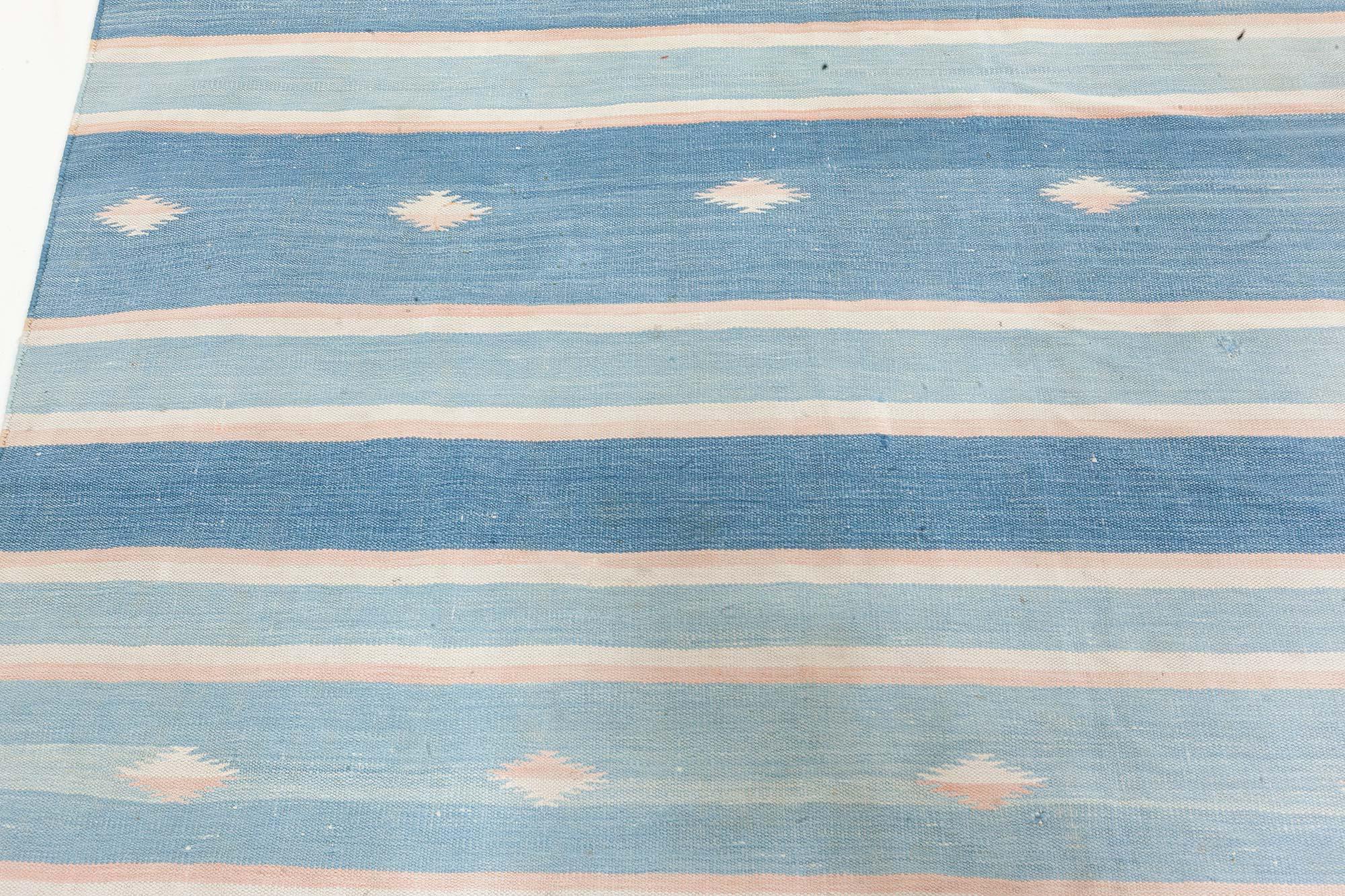Vintage Indian Dhurrie rug
Size: 8'2