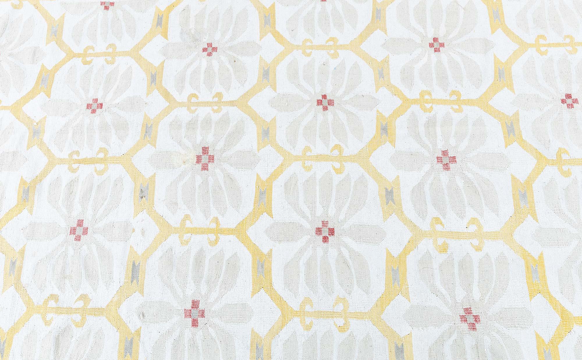 Indischer Vintage-Dhurrie-Teppich mit Gitter- und Blumenmedaillon-Design
Größe: 7'10