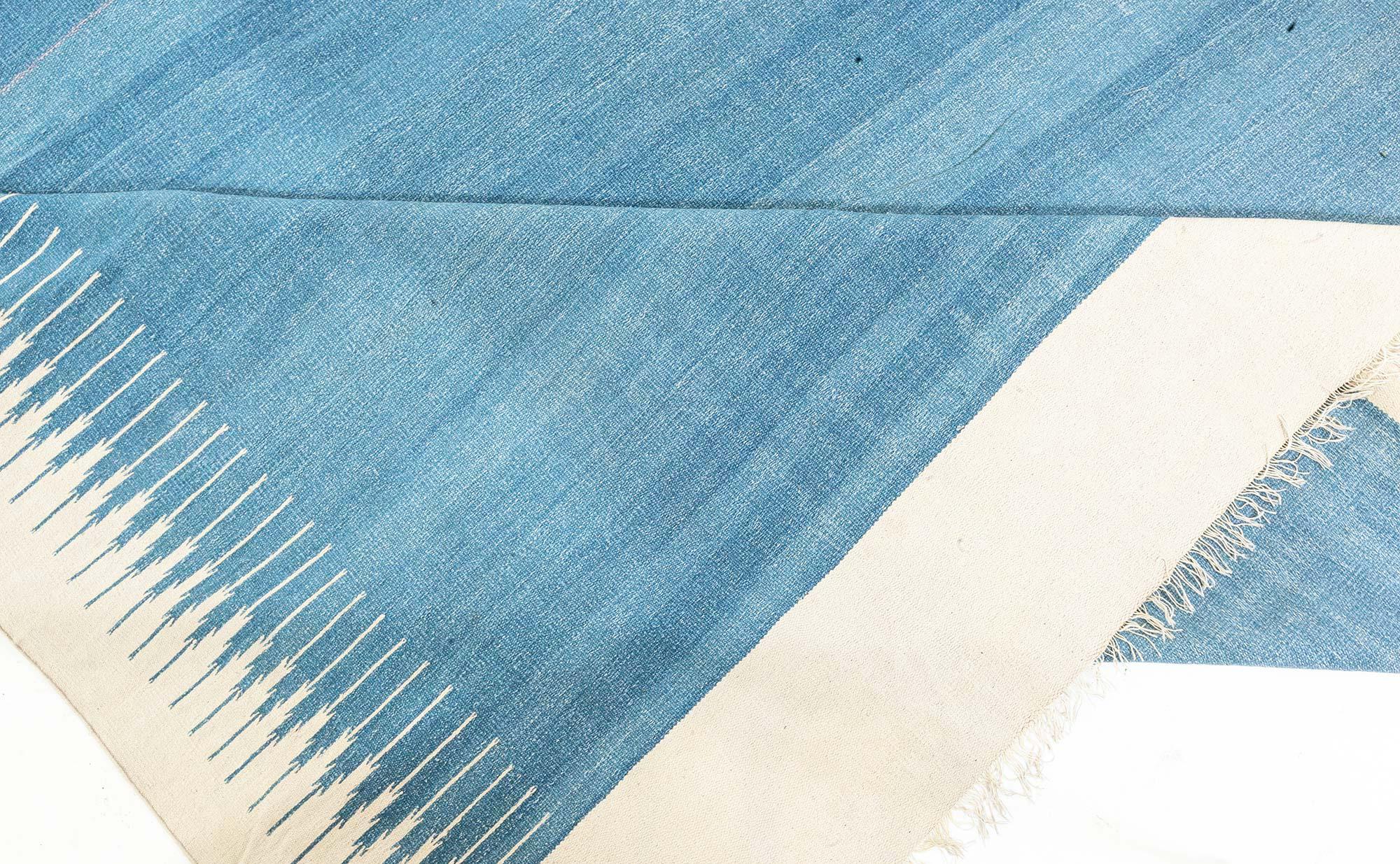 Doris Leslie Blauer indischer Dhurrie-Teppich im Vintage-Stil (Moderne der Mitte des Jahrhunderts) im Angebot