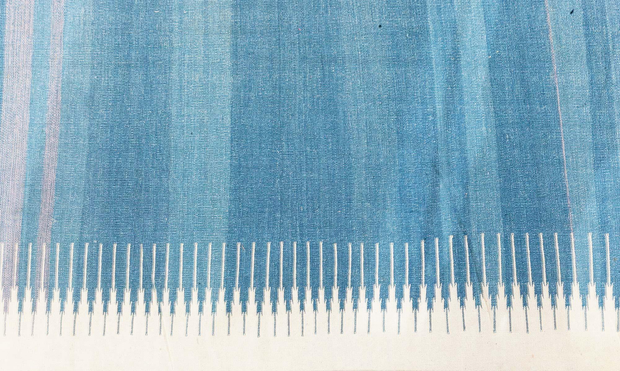 Doris Leslie Blauer indischer Dhurrie-Teppich im Vintage-Stil (Indisch) im Angebot