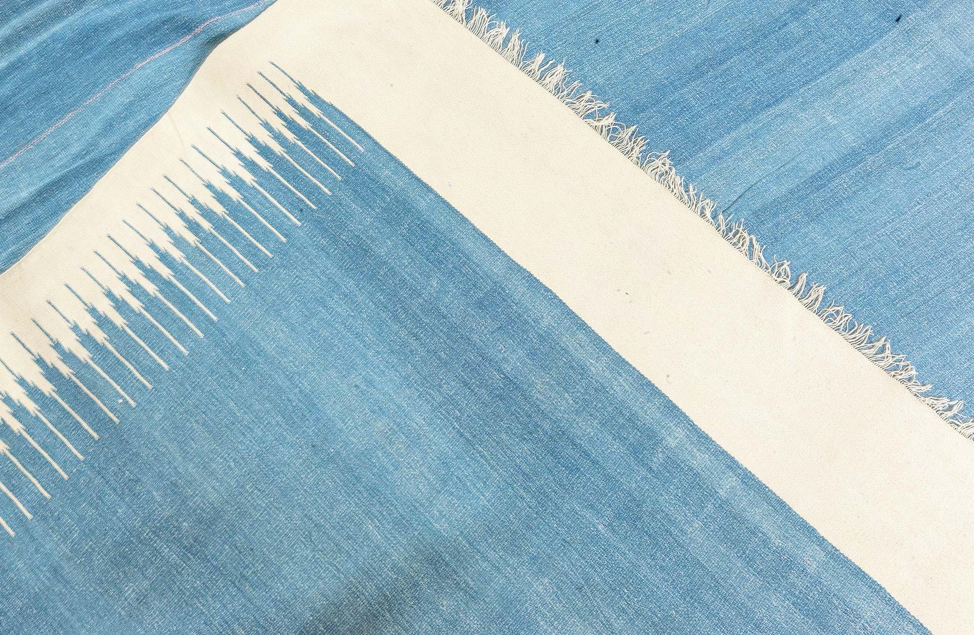 Doris Leslie Blauer indischer Dhurrie-Teppich im Vintage-Stil (Baumwolle) im Angebot