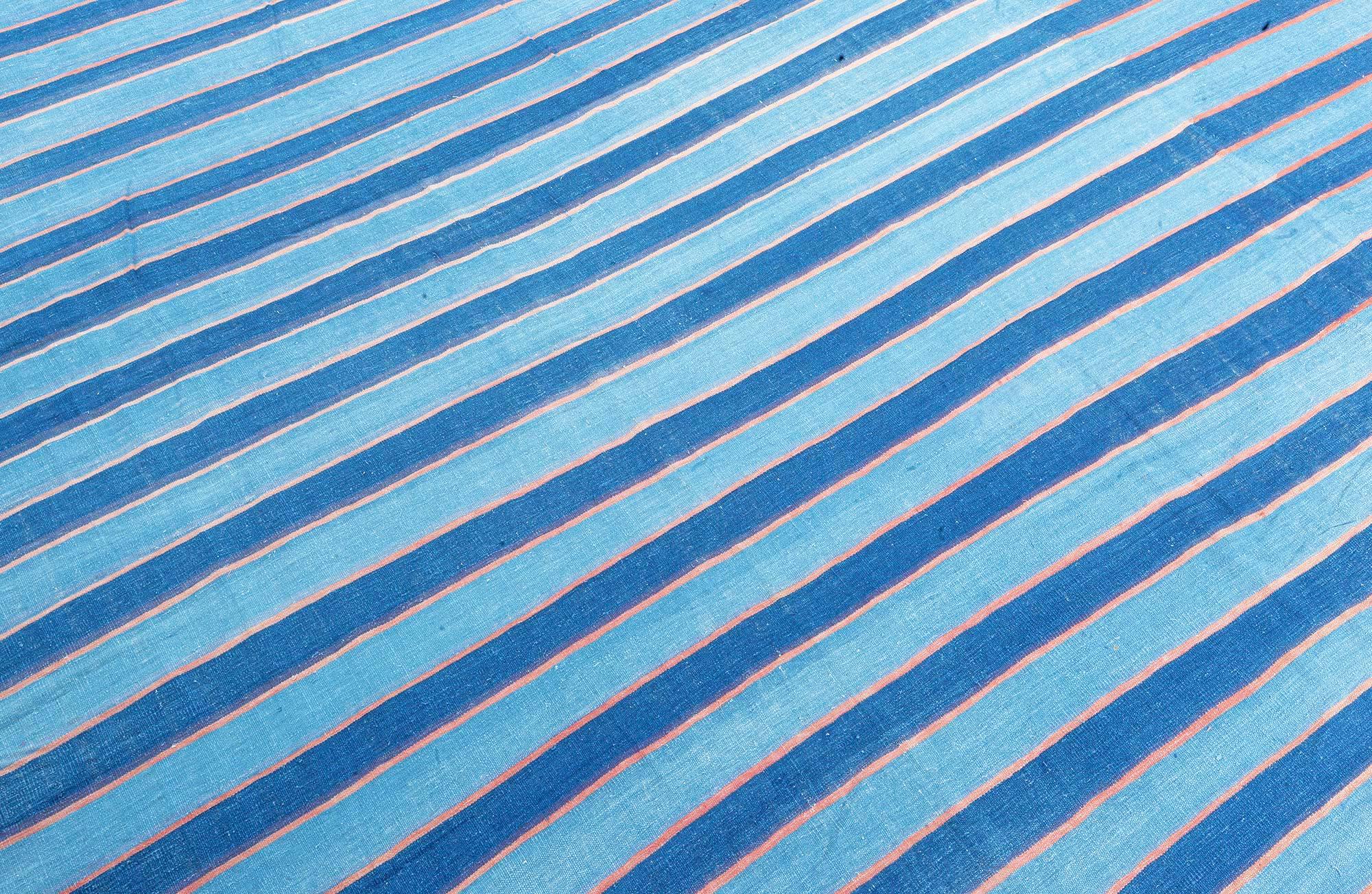 Tapis indien vintage Dhurrie rayé bleu
Taille : 15'5