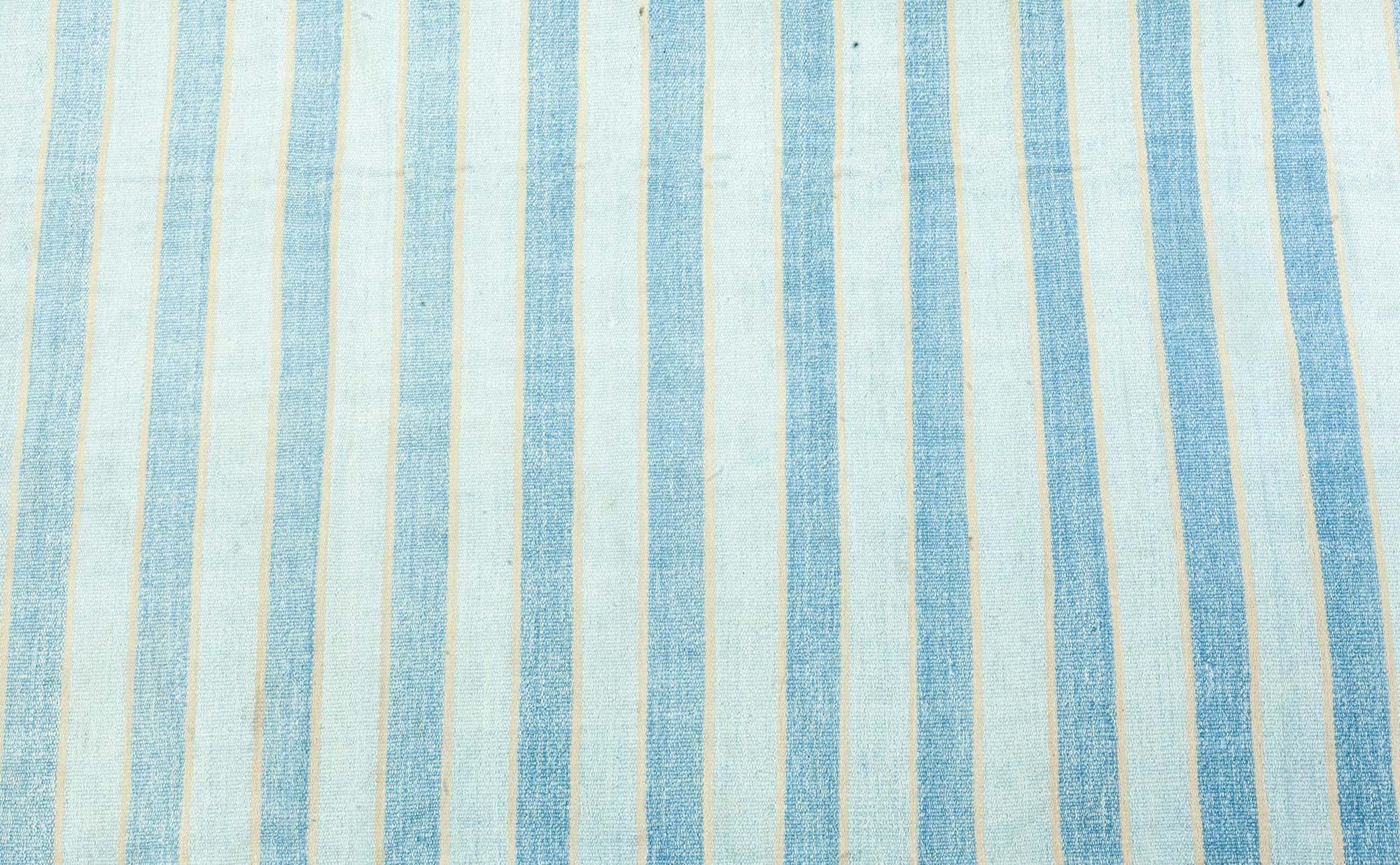 Tappeto indiano vintage Dhurrie - Eleganza a righe sottili in blu cielo e avorio
Dimensioni: 9'4