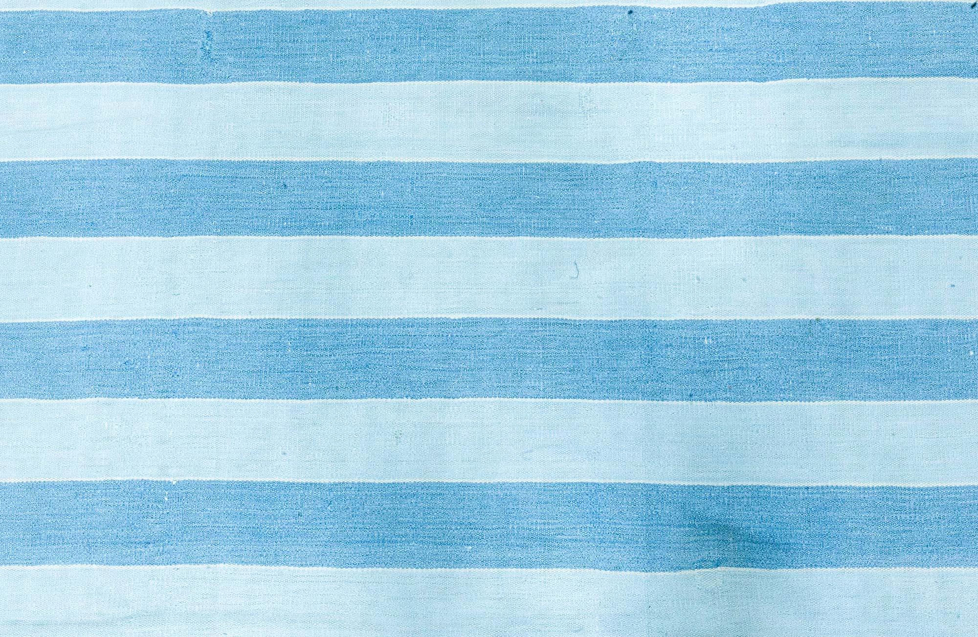 Doris Leslie Blau gestreifter blauer indischer Dhurrie Vintage-Teppich in Vintage (Moderne der Mitte des Jahrhunderts) im Angebot