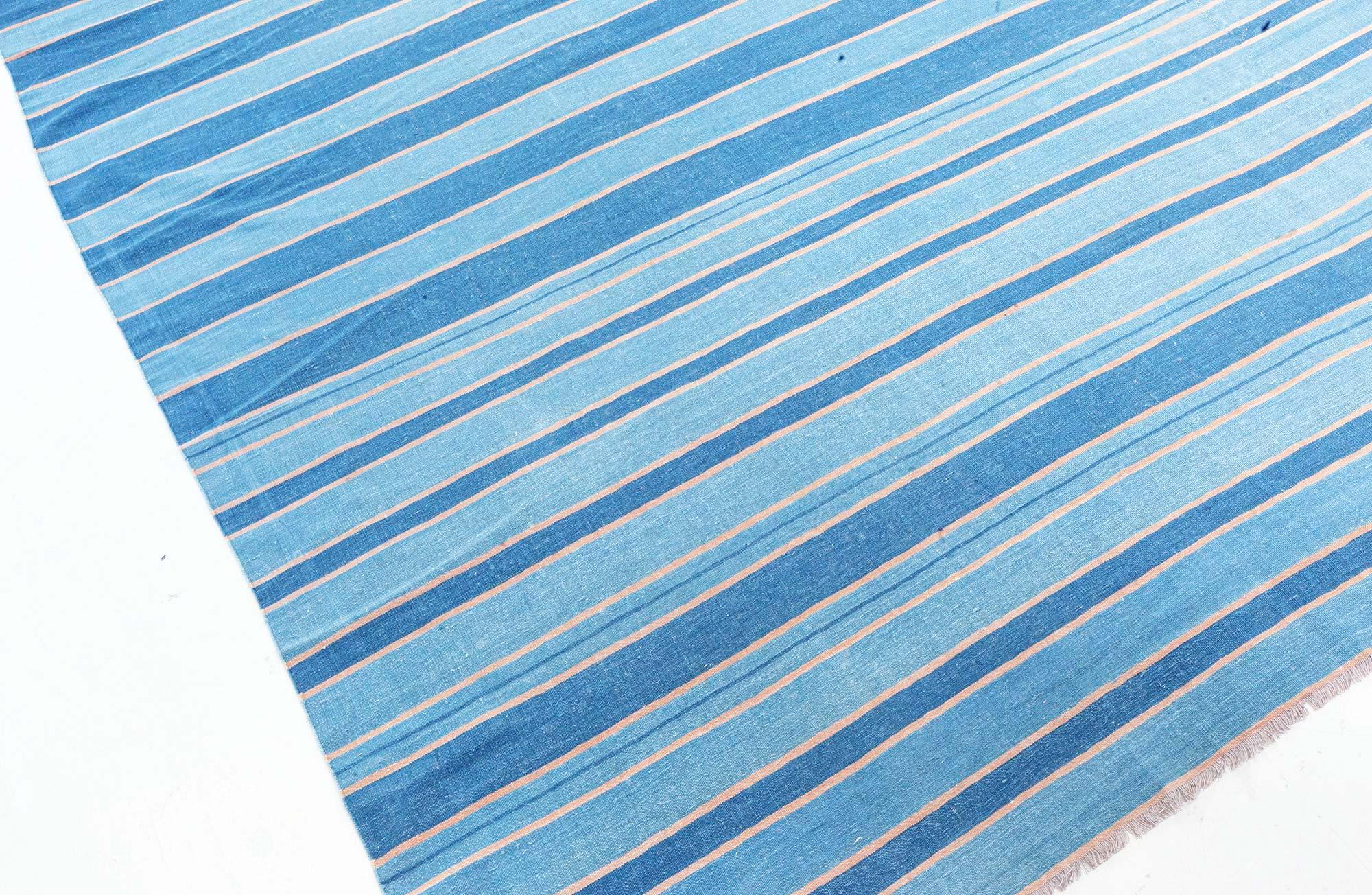 Mid-Century moderno Tappeto Doris Leslie Blau Vintage Indian Dhurrie a righe blu in vendita