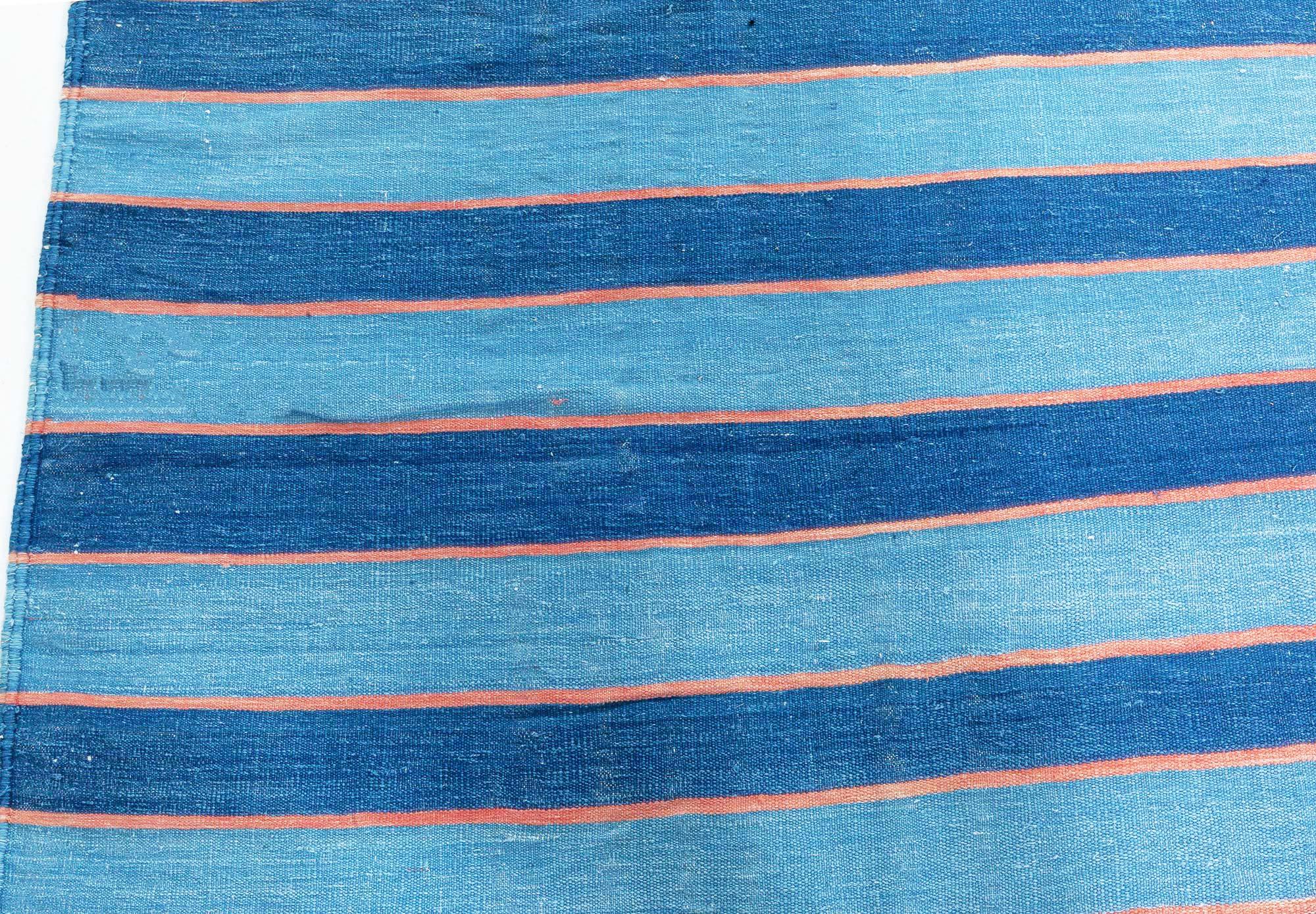 Tissé à la main Tapis Dhurrie indien vintage rayé bleu Doris Leslie Blau en vente