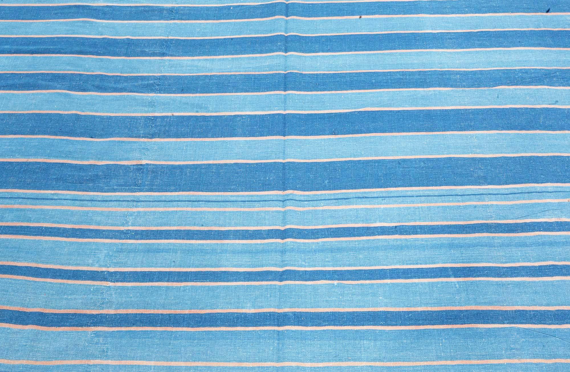 Tessuto a mano Tappeto Doris Leslie Blau Vintage Indian Dhurrie a righe blu in vendita
