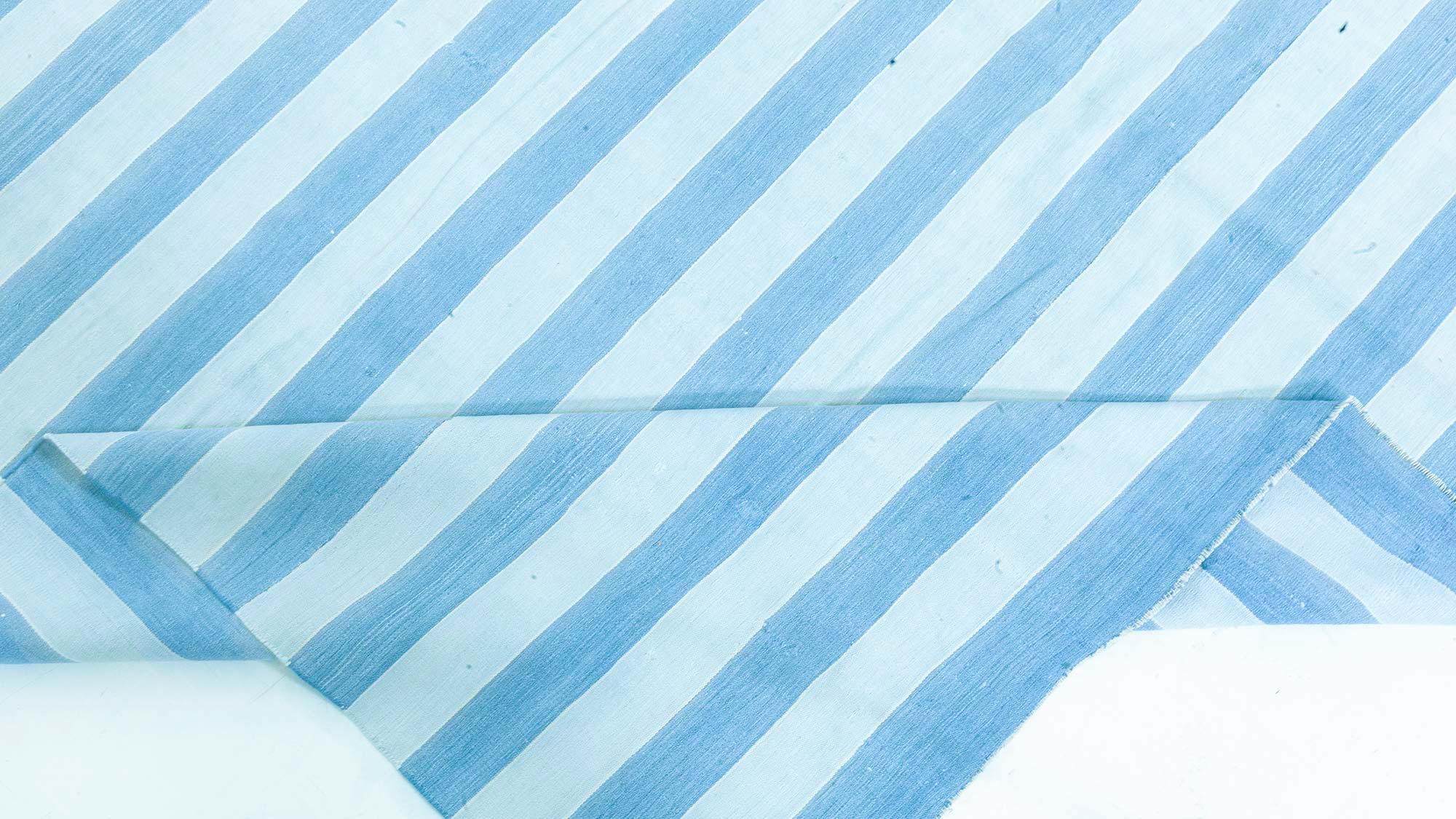 Doris Leslie Blau gestreifter blauer indischer Dhurrie Vintage-Teppich in Vintage im Zustand „Gut“ im Angebot in New York, NY