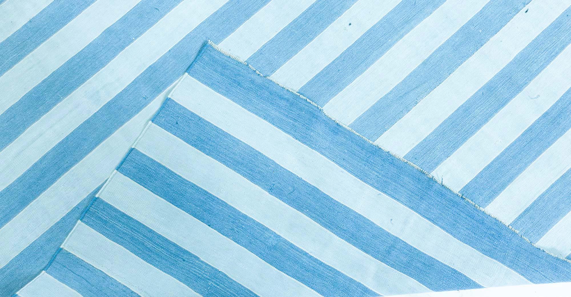 Doris Leslie Blau gestreifter blauer indischer Dhurrie Vintage-Teppich in Vintage (Baumwolle) im Angebot
