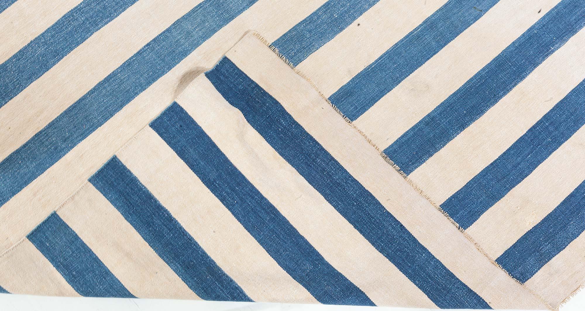 Doris Leslie Blau gestreifter indischer Dhurrie Vintage-Teppich in Vintage (Baumwolle) im Angebot