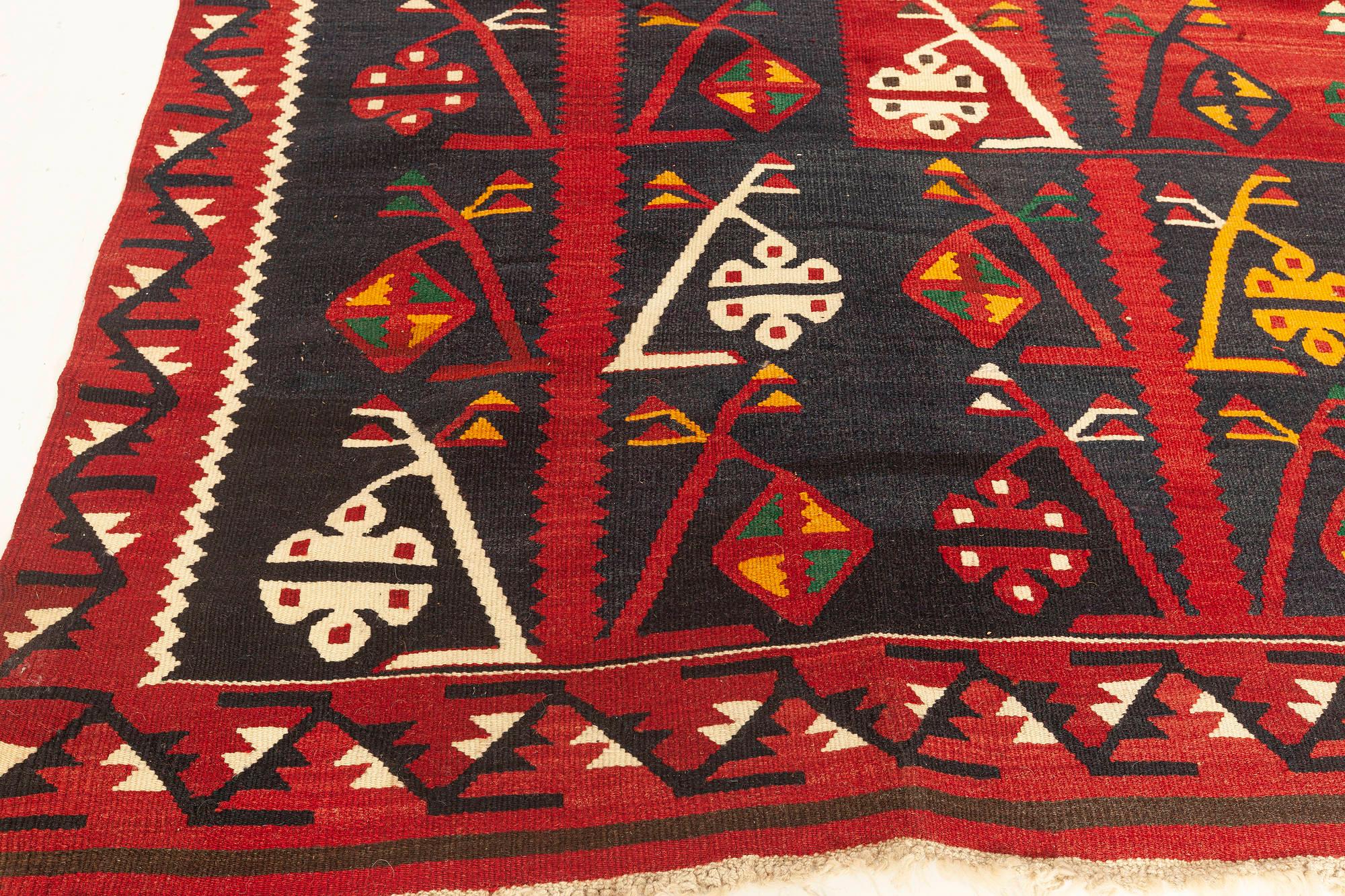 Doris Leslie Blauer Vintage Kelim-Roter Teppich (20. Jahrhundert) im Angebot